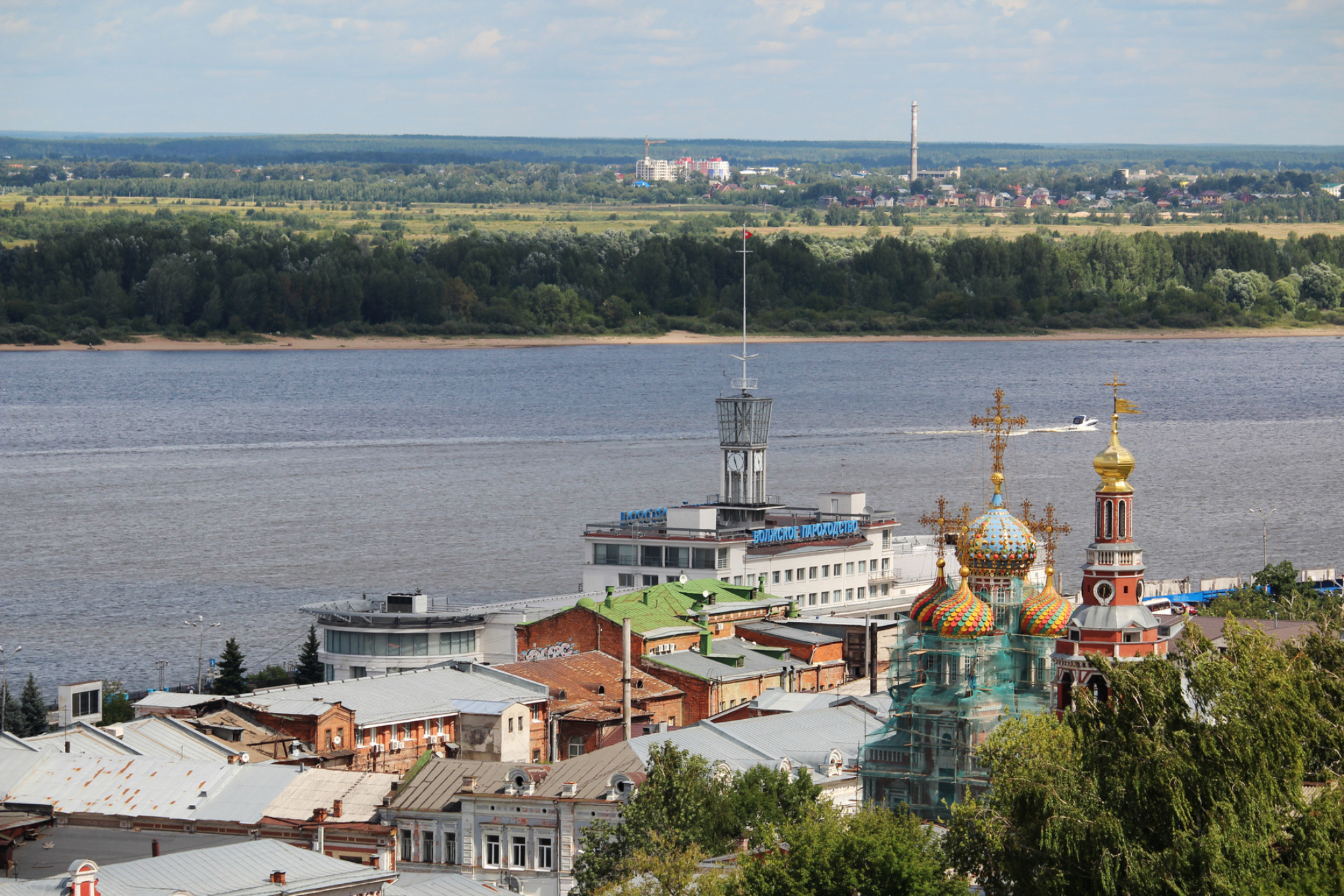 Вид на реку Волгу и речной вокзал в Нижнем Новгороде. Источник: Shutterstock