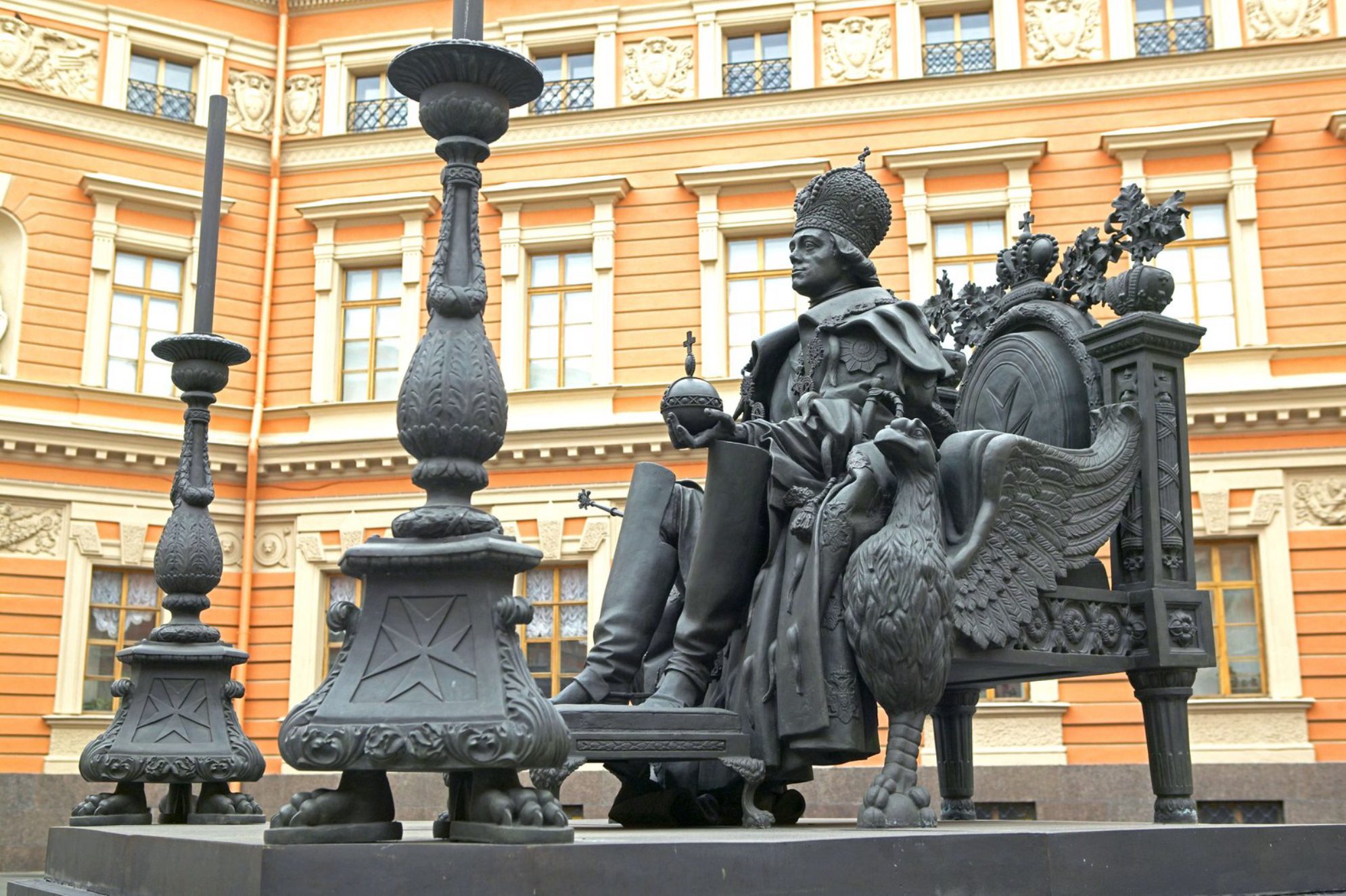 Памятник Павлу I в Михайловском замке. Источник: shutterstock.com.