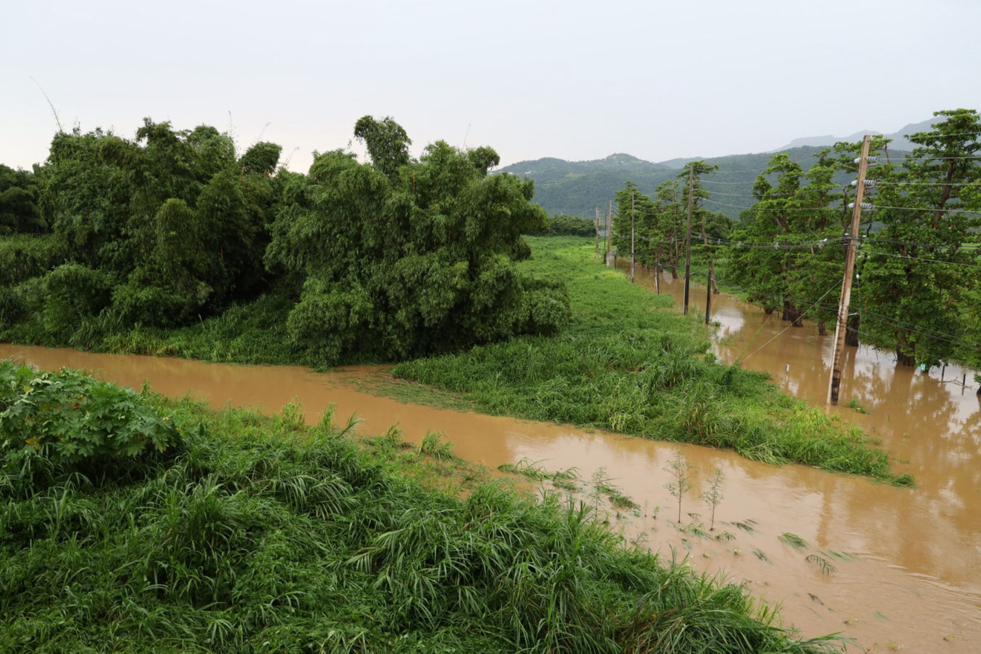 Во время наводнения затопило множество дорог. 10 сентября было введено ЧП на 7 дней. shutterstock.com