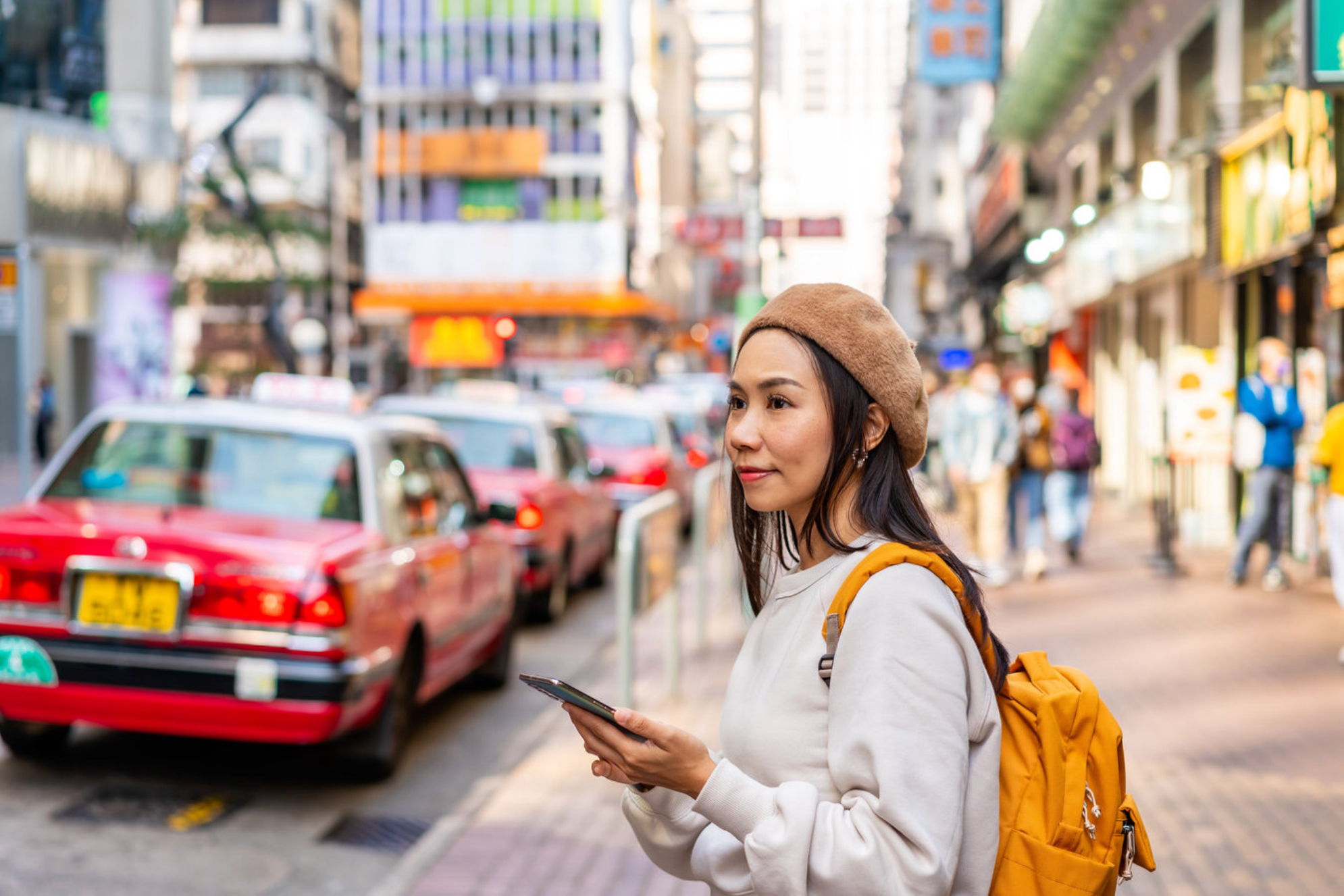 Заранее изучите все правила и придерживайтесь советов: оформите eSIM, скачайте VPN, имейте запас наличных. shutterstock.com