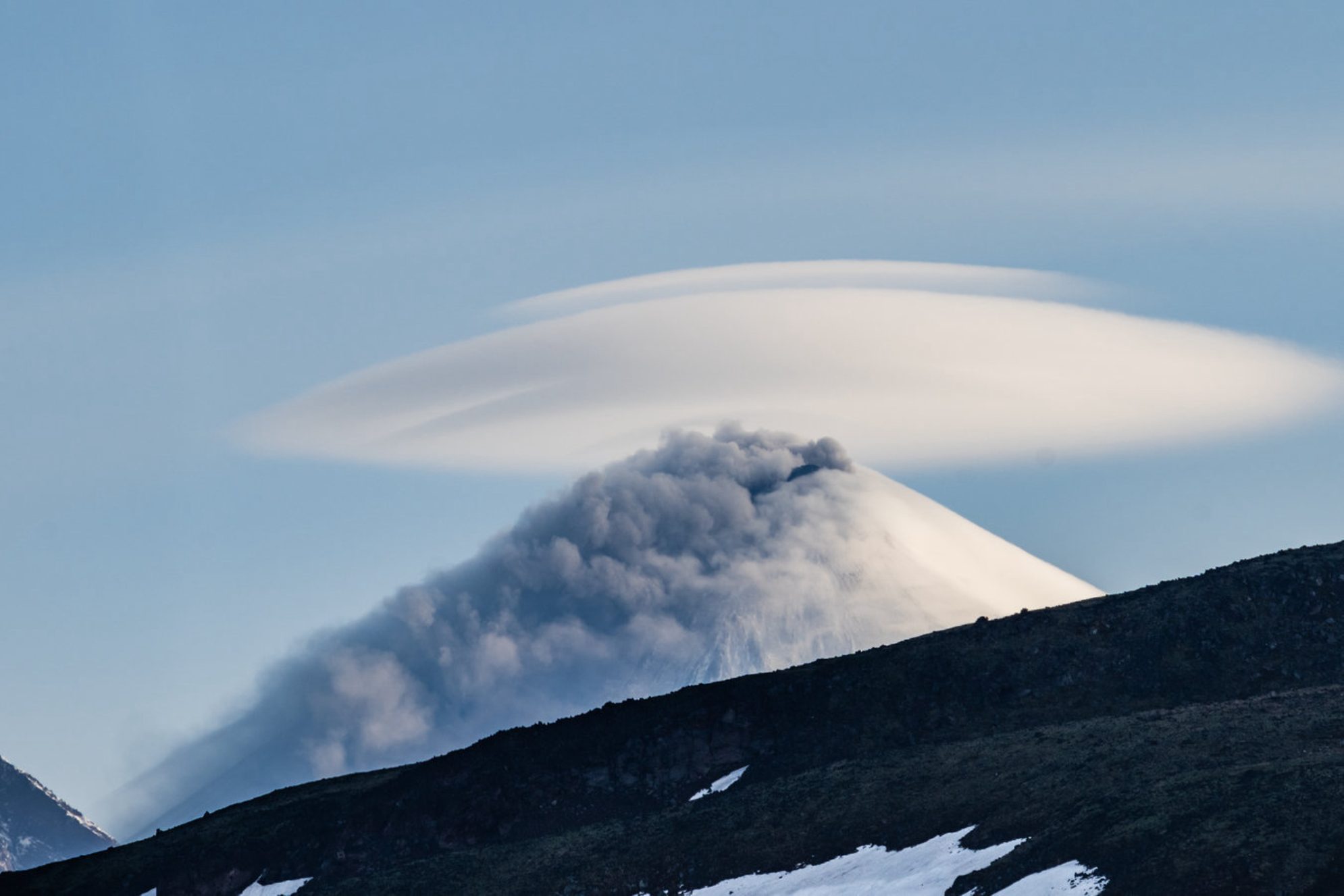 Красивый вулканический ландшафт - вулкан Ключевской сопки. Shutterstock
