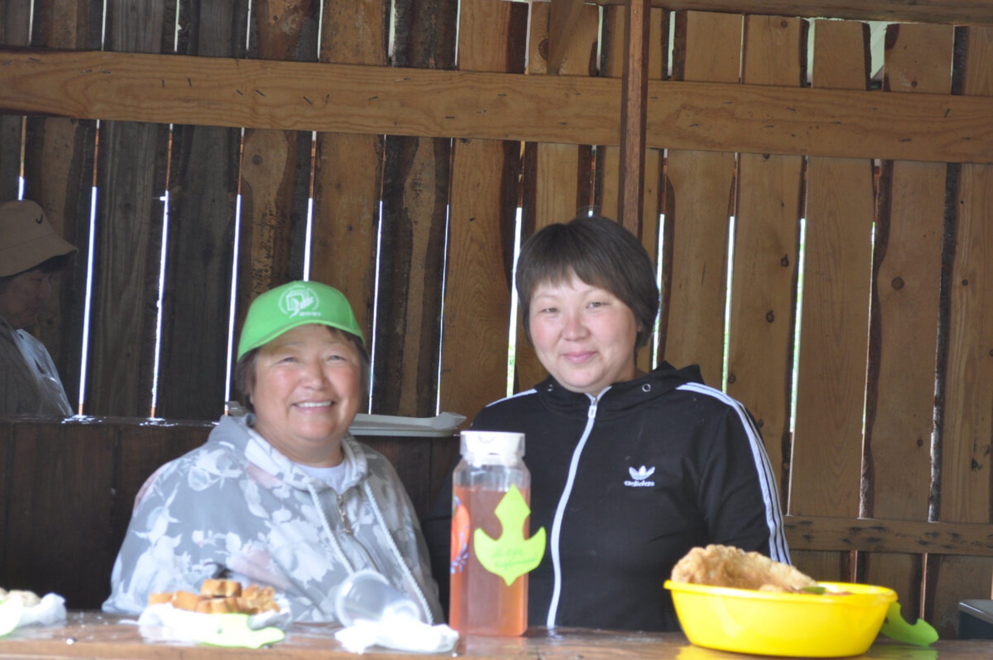 Милые женщины, которые приготовили нам чебуреки. Автор фото: Ирина Жарикова