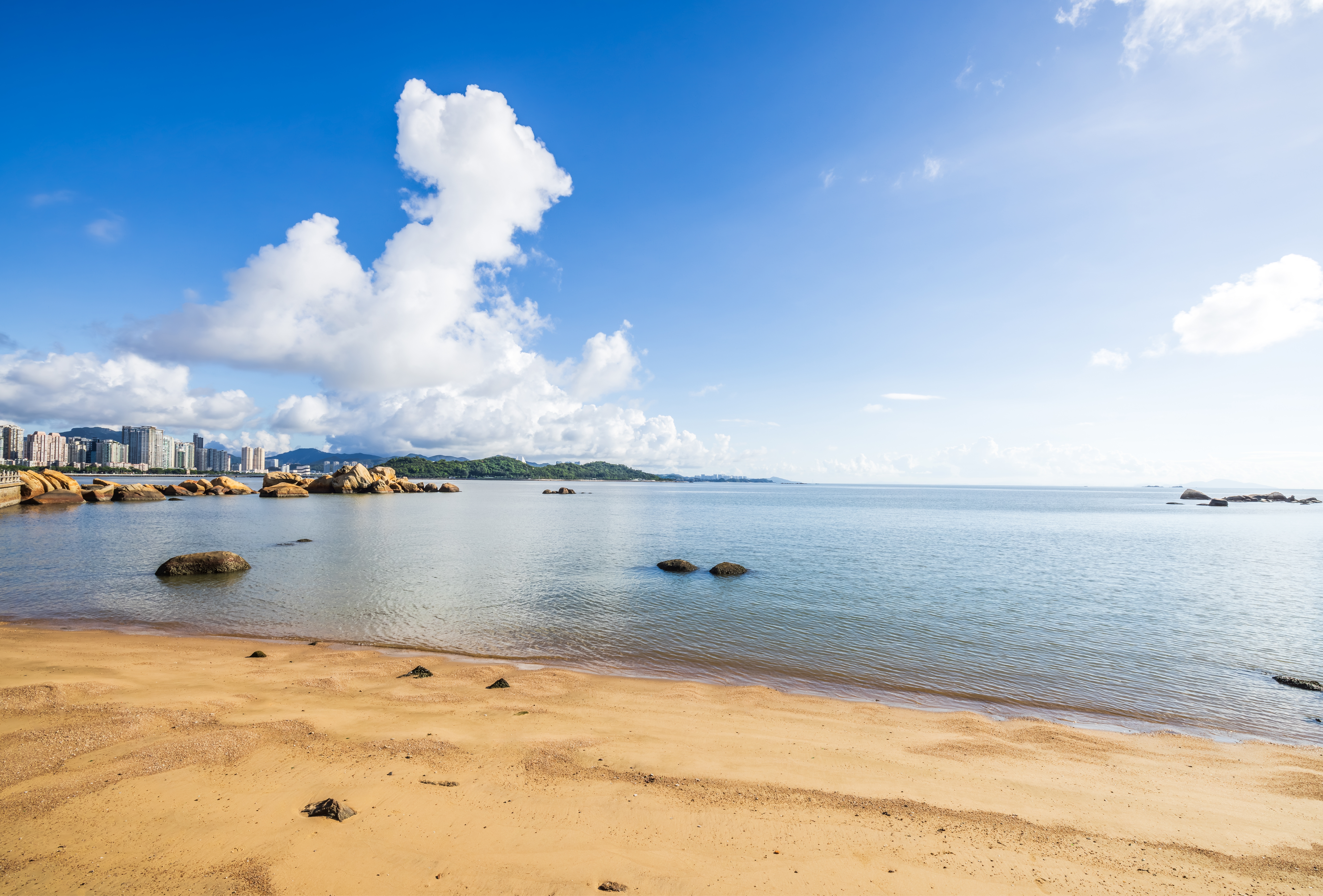 Пляж с желтым песком в Чжухае, Китай. Источник: Shutterstock