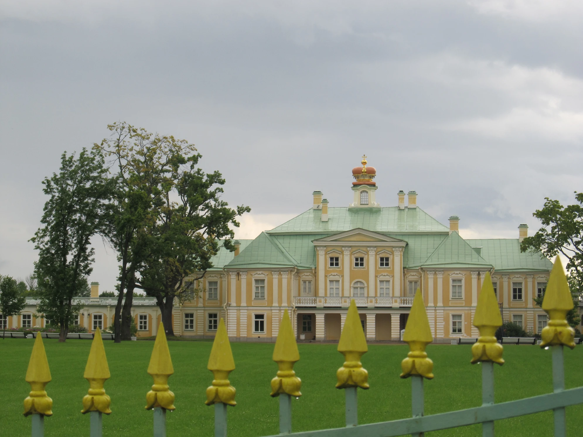 Ораниенбаум - единственный пригород Санкт-Петербурга, который практически не пострадал во время Великой Отечественной войны. Это позволило сохранить подлинные интерьеры XVIII века