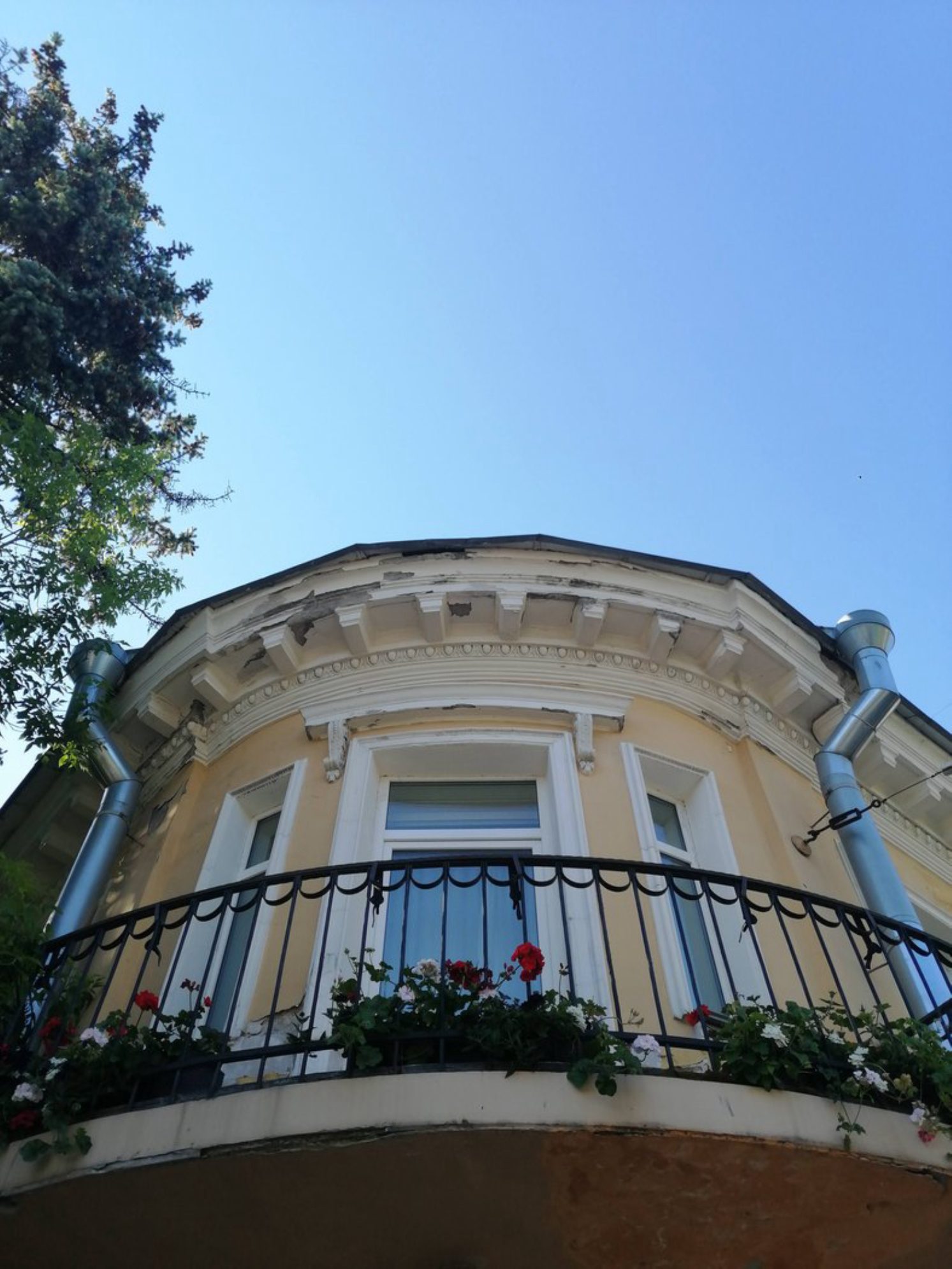 На некоторых домах реставрация еще не завершена, но большинство зданий выглядят опрятно и симпатично. Жители поддерживают порядок. Автор фото: Т.Леднева