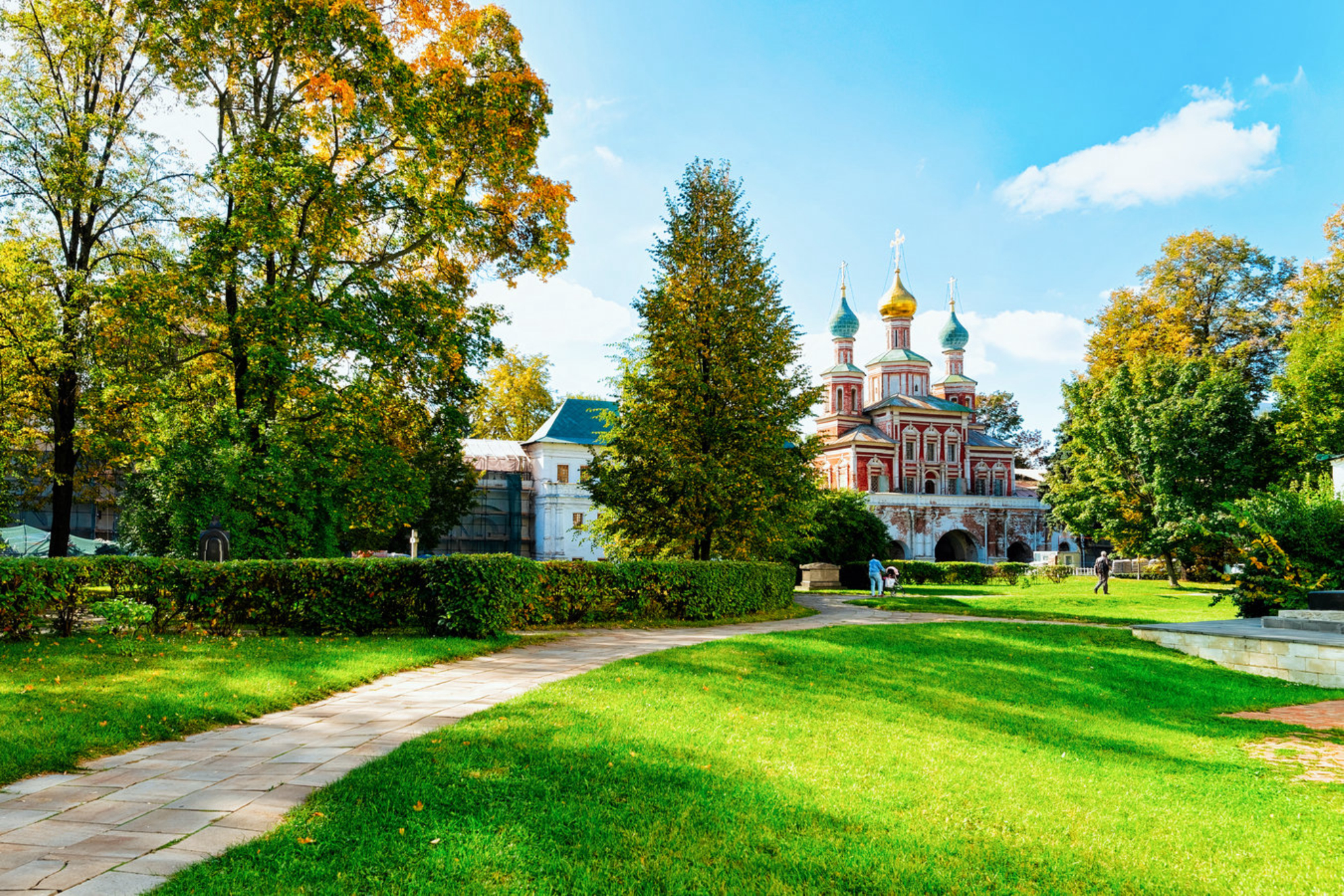 Не спешите пройти на территорию - виды монастыря тоже заслуживают внимания. Источник фото: Shutterstock