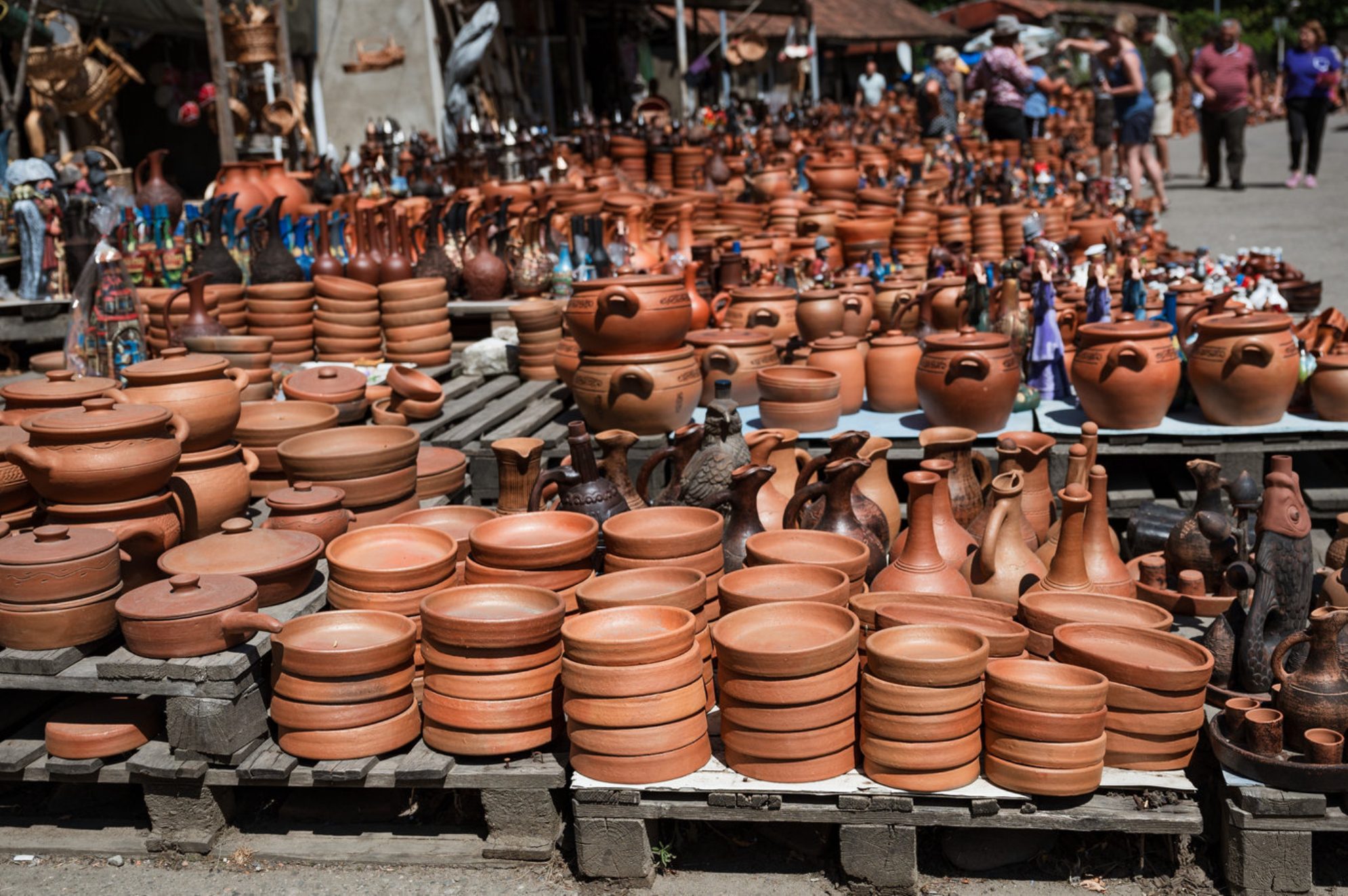 Сувениры из дерева, глины, шерсти - выбирайте на свой вкус и цвет. Shutterstock