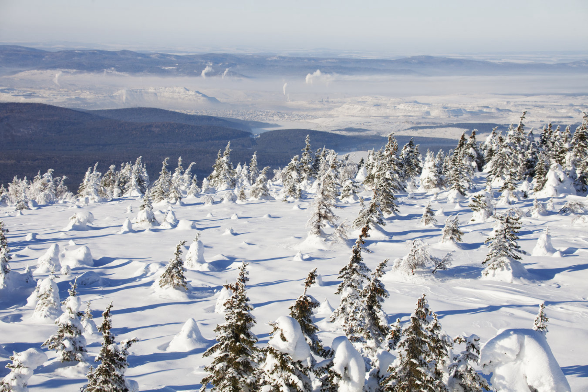 Вид с горного хребта Зюраткуль, город Сатка вдали. Южный Урал, Россия. Shutterstock