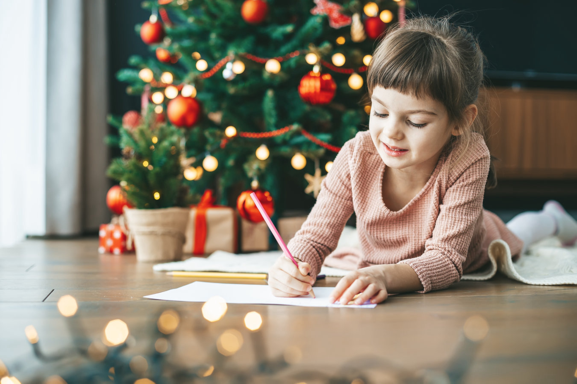 Девочка пишет письмо Деду Морозу. Источник: Shutterstock