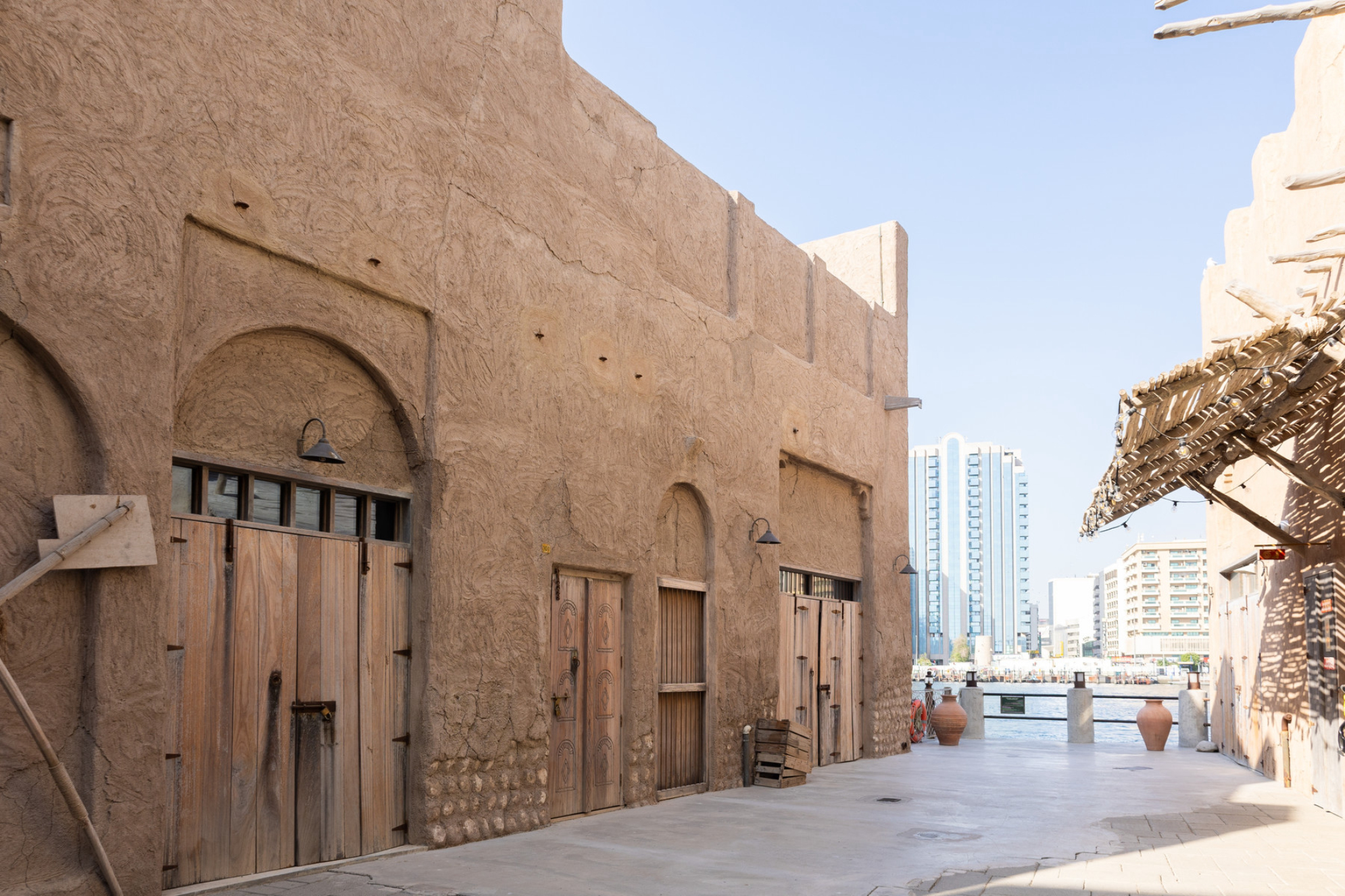 Старый город в культурно-историческом районе Аль-Сиф. Вид на воду, старые дома, Дубай, ОАЭ. Источник: Shutterstock