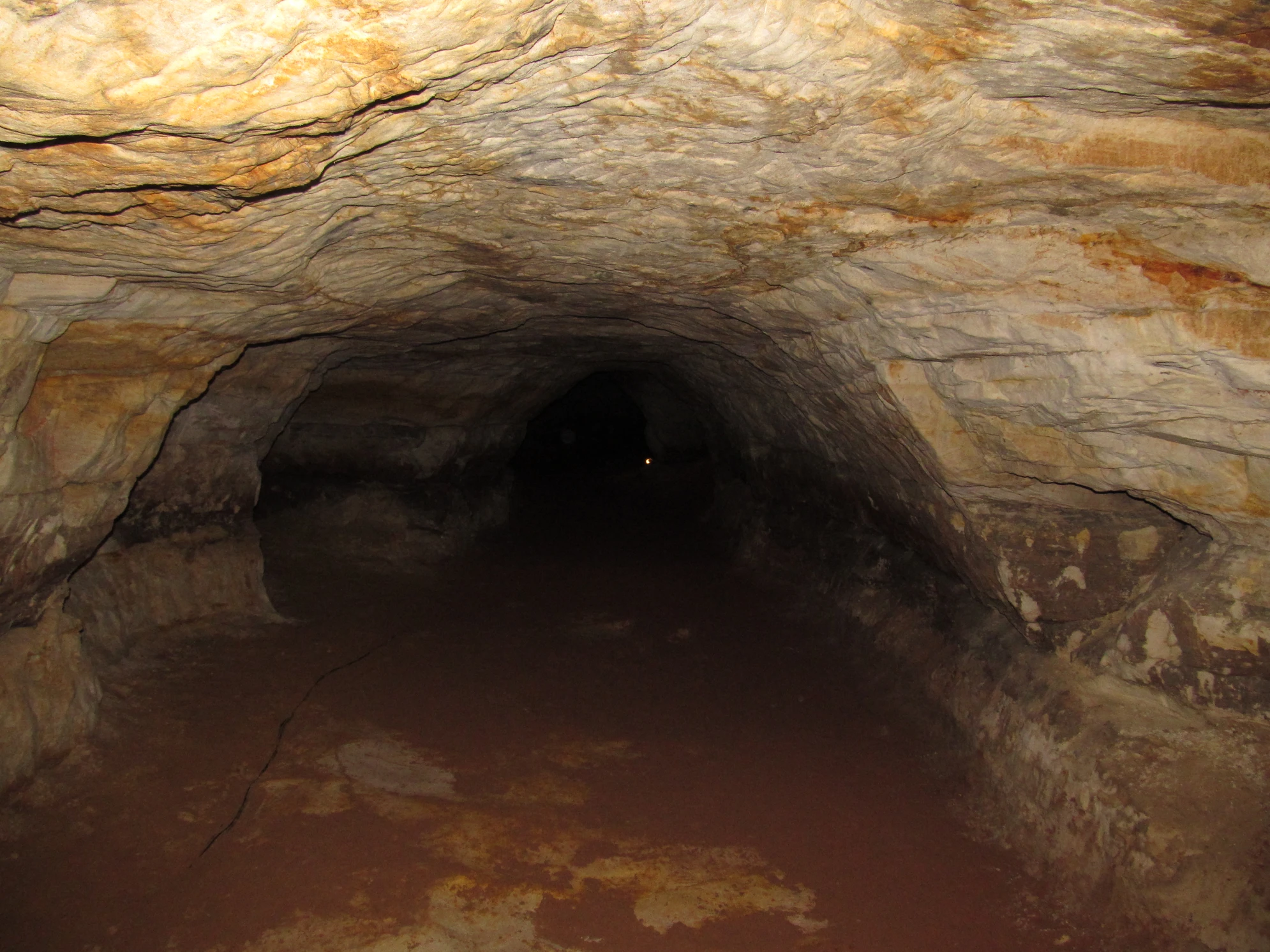 Местами коридоры в пещерах узкие, с низкими сводами. Везде стоит кромешная темнота, поэтому без фонариков не обойтись