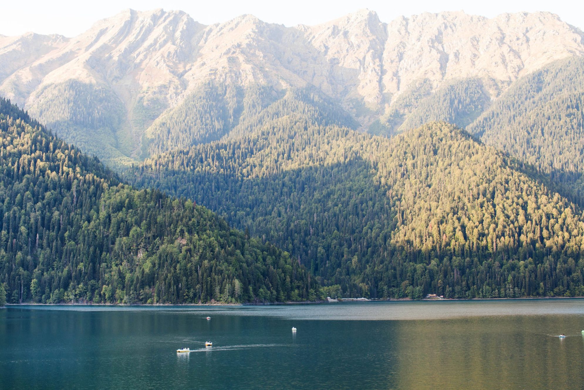 Рица - горное озеро и популярная туристическая достопримечательность Абхазии. Источник фото: shutterstock.com
