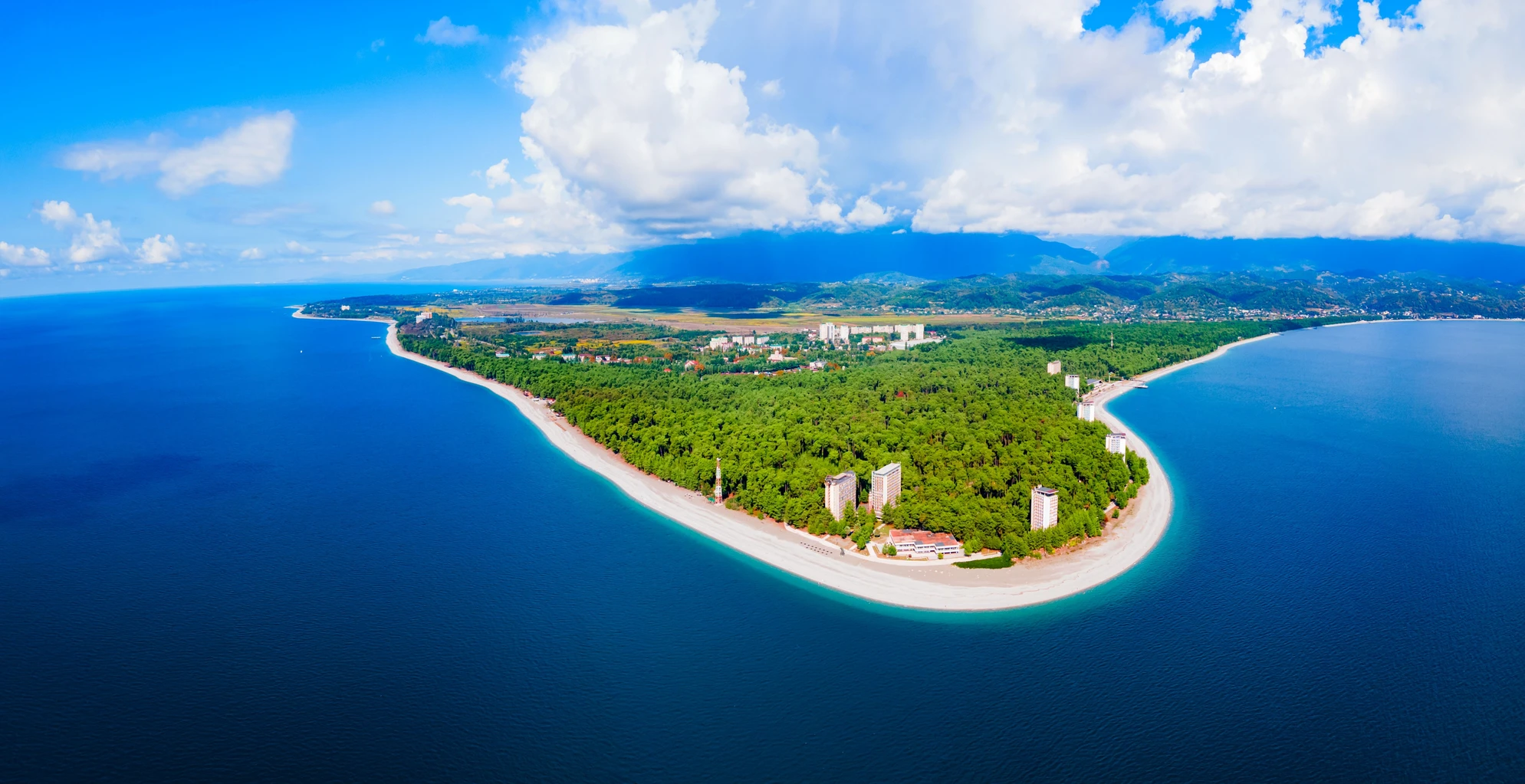 Панорамный вид с высоты птичьего полета на городской пляж Пицунды. Источник: Shutterstock