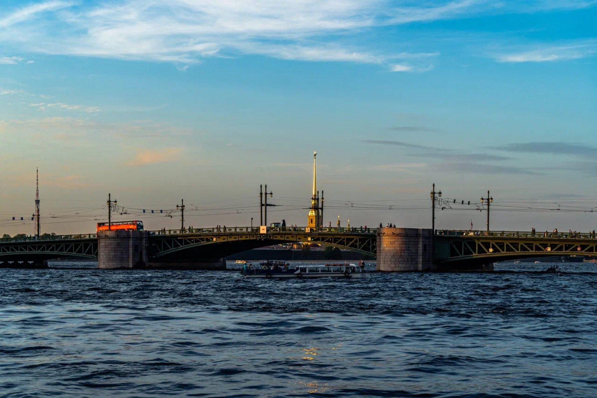 Дворцовый мост в Санкт-Петербурге