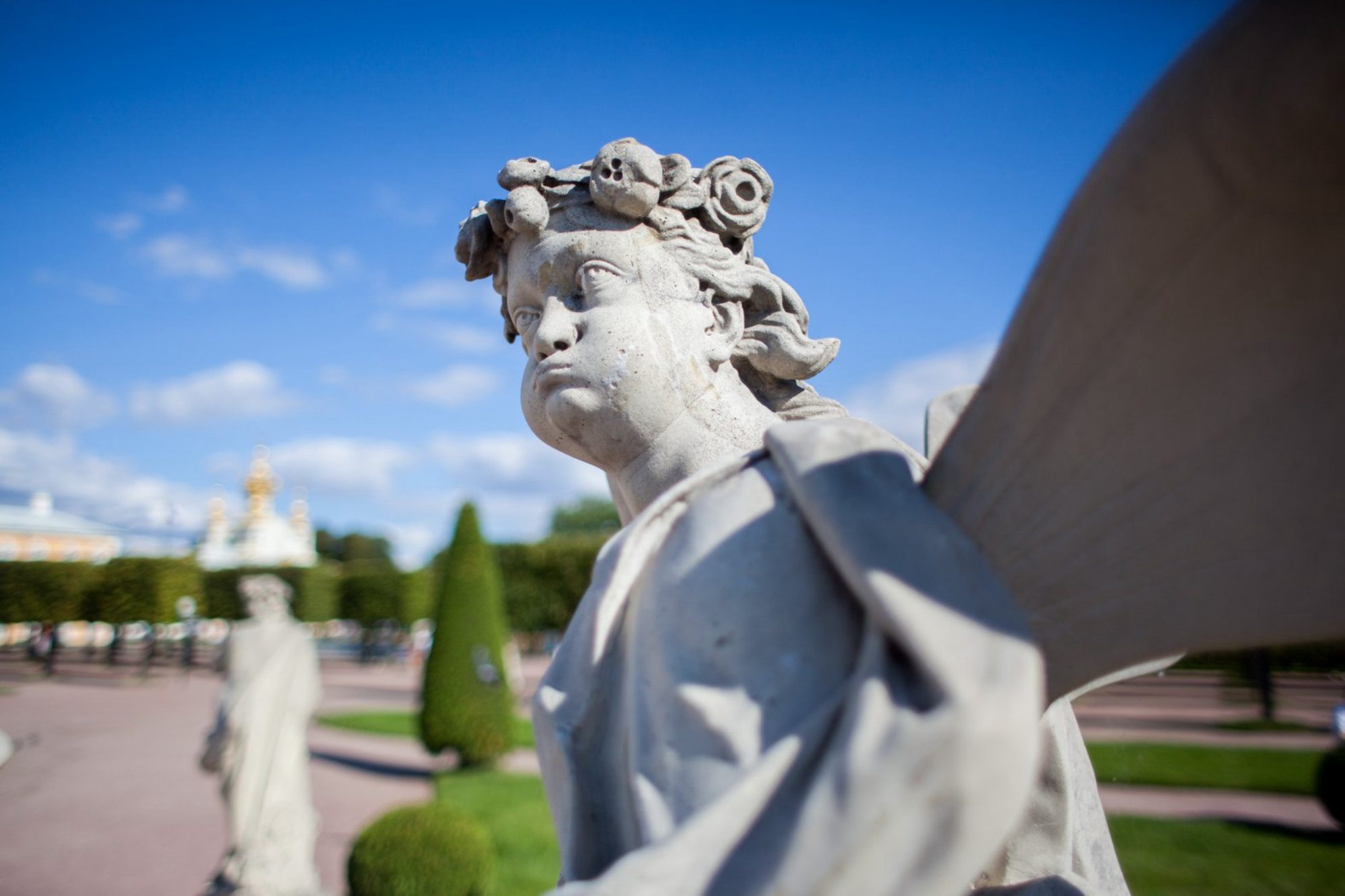 Статуя в Петергофе. Источник: shutterstock.com