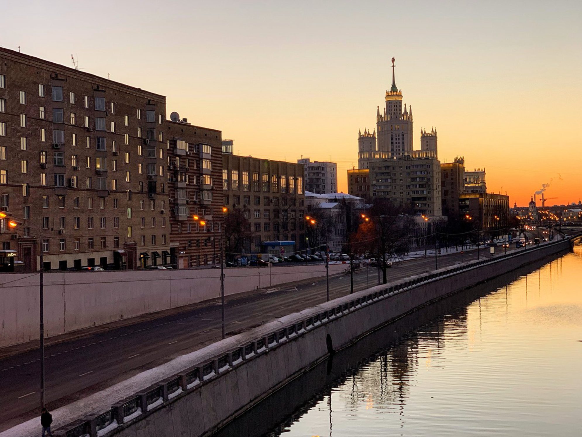 С палубы открывается вид на огни большого города. Кремль с подсветкой в вечернее время - достопримечательность, которую стоит увидеть. Источник фото: elements.envato.com