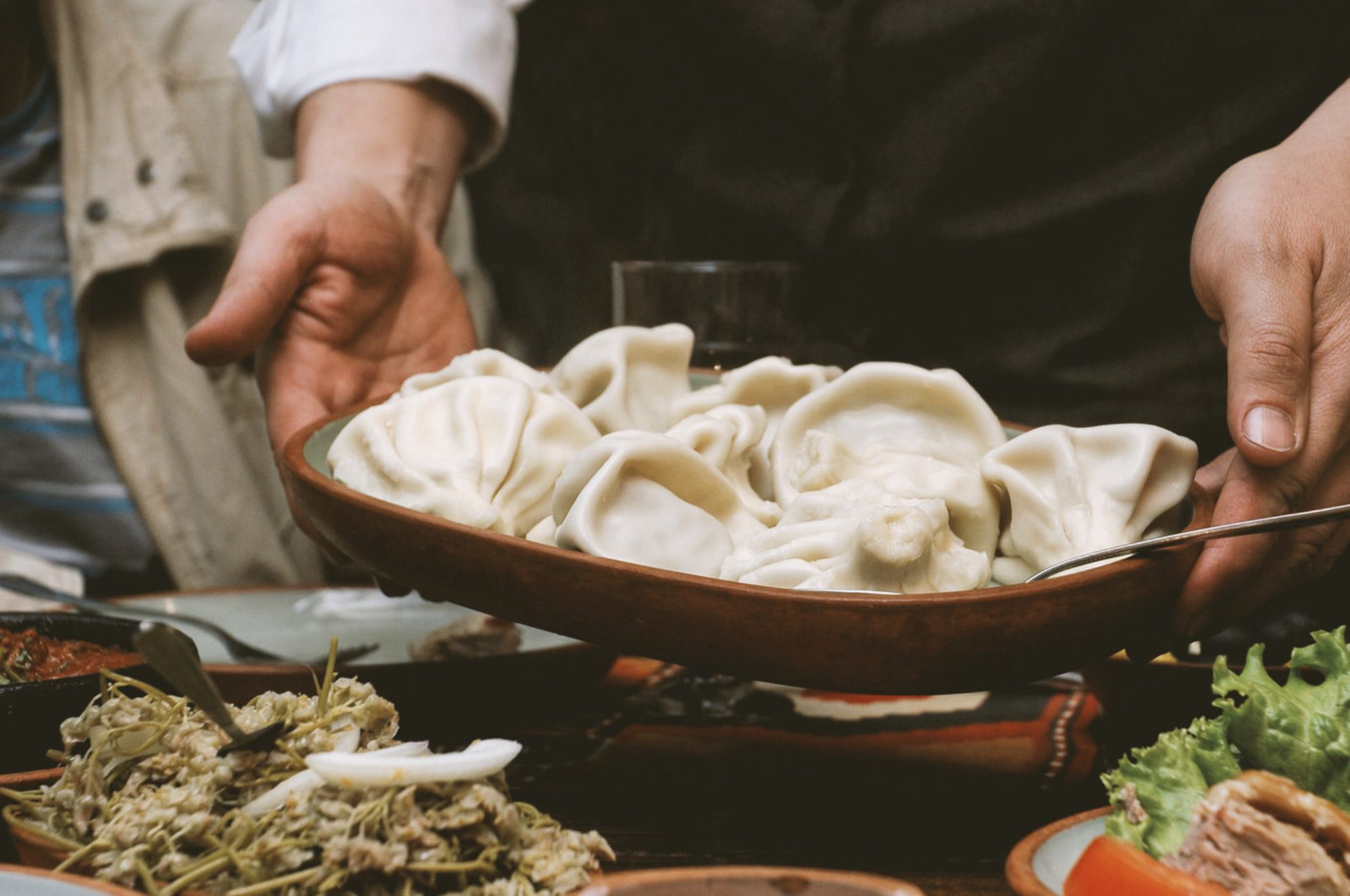 Хинкали могут быть как с мясом, так и с сыром, картофелем и другими начинками. Источник: Shutterstock