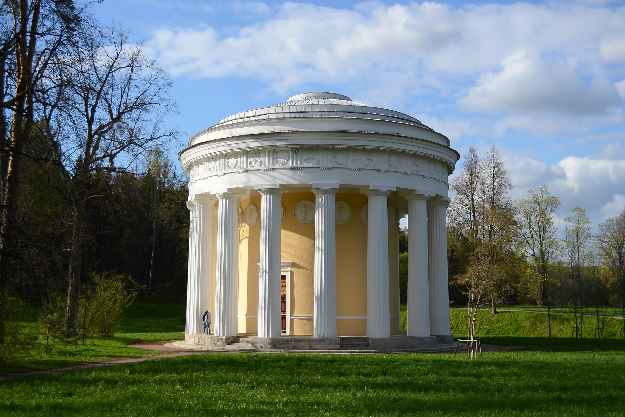 Храм Дружбы - первый павильон Павловского парка, построенный в 1781-1784 годах по проекту архитектора Чарлза Камерона. Источник: Shutterstock