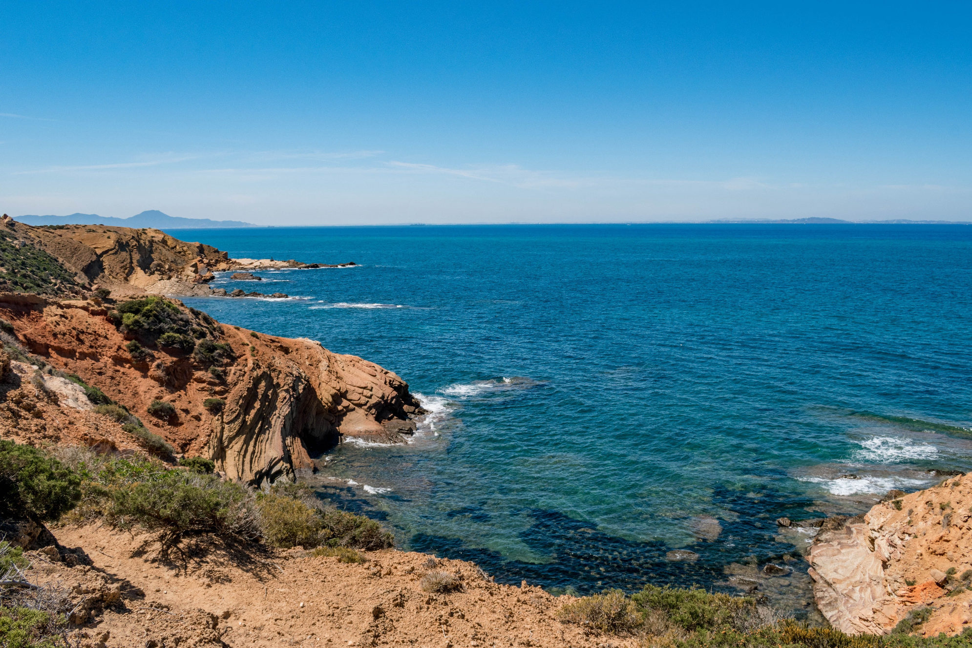 Морской пейзаж со скалистыми берегами на побережье Корбуса, Тунис. Источник: Shutterstock