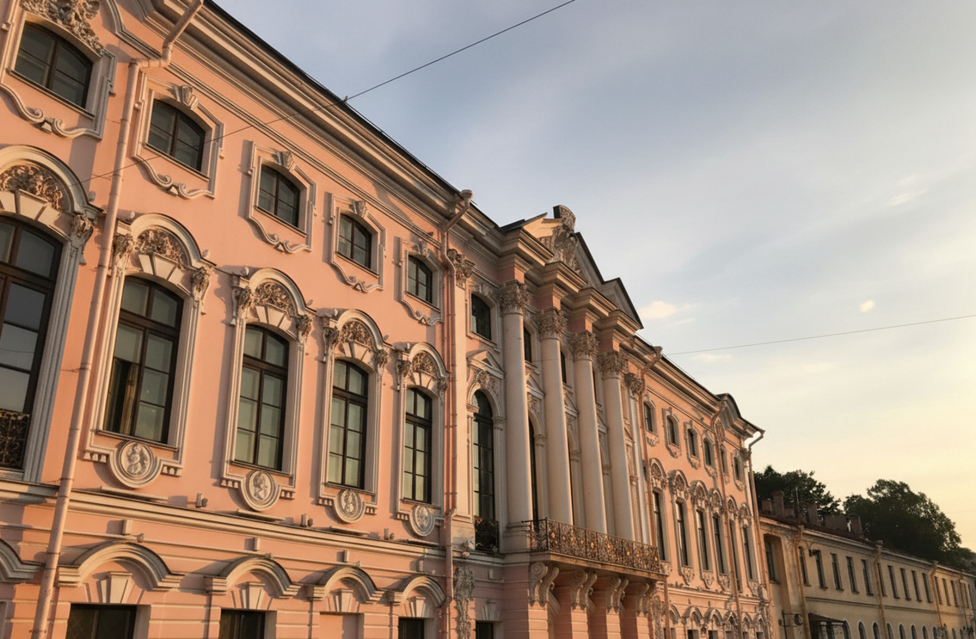 Вид на Строгановский дворец на закате.