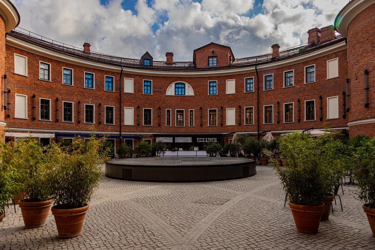 Внутренний дворик в Новой Голландии, Санкт-Петербург.Источник фото: disk.yandex.ruАвтор фото: Лицензионный фотобанк СПб ГБУ "ГТИБ"