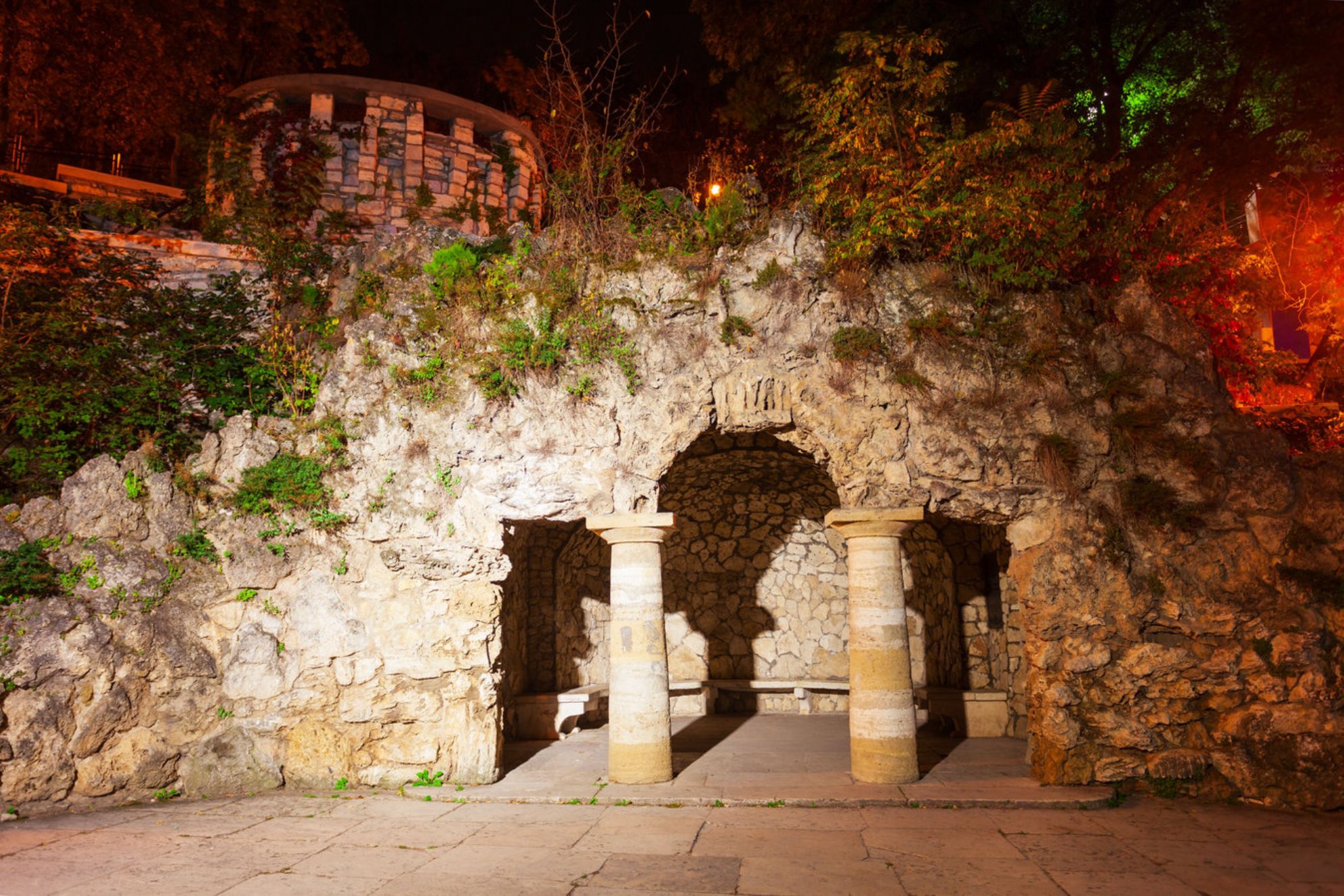 Этот грот связан и с Лермонтовым - именно здесь за неделю до трагической дуэли он устроил знаменитый бал, запомнившийся современникам как яркое событие лета 1841 года. Источник: Shutterstock