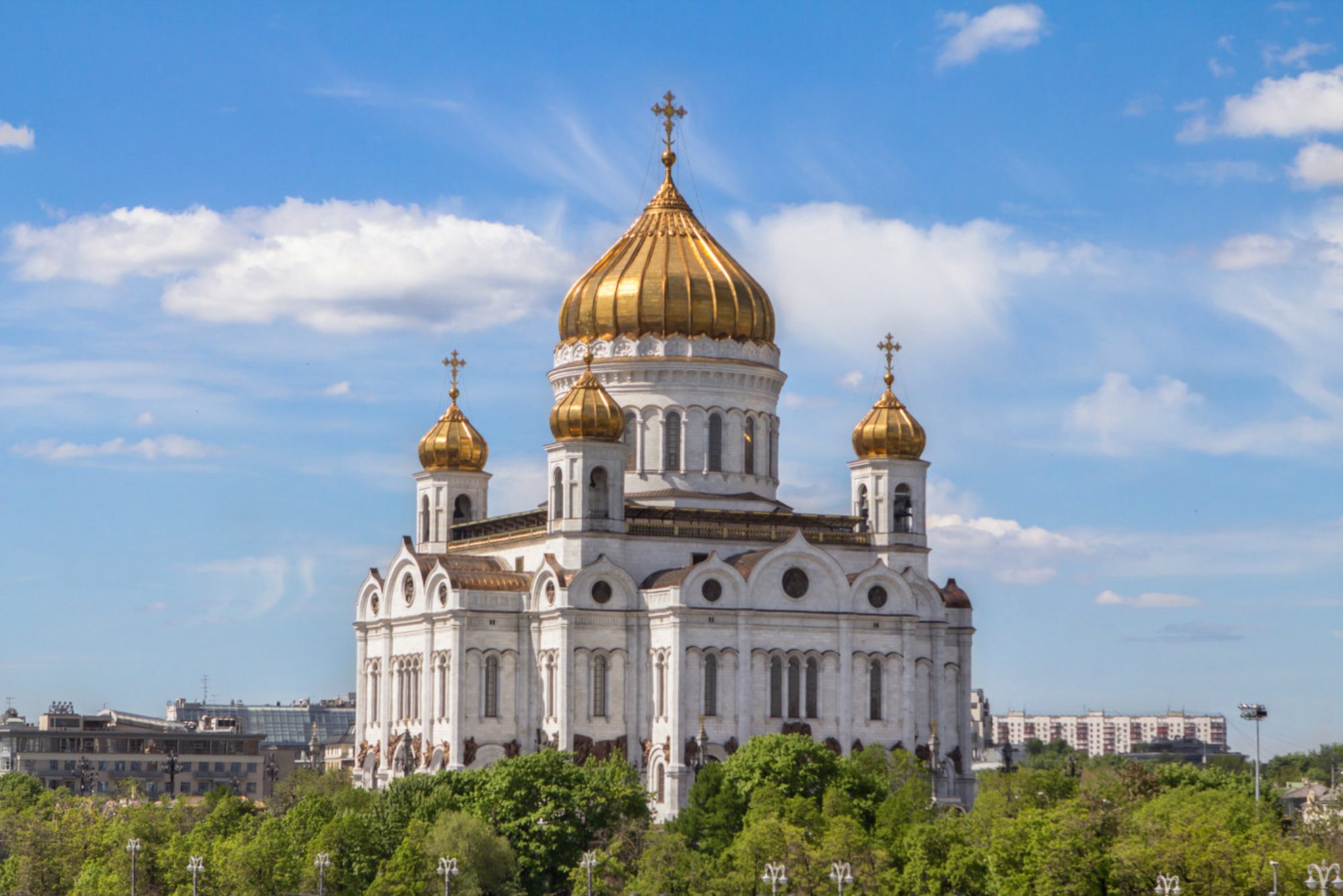 Внутри - росписи, мозаика и смотровая площадка (она платная, но вход в сам храм - бесплатный) shutterstock.com
