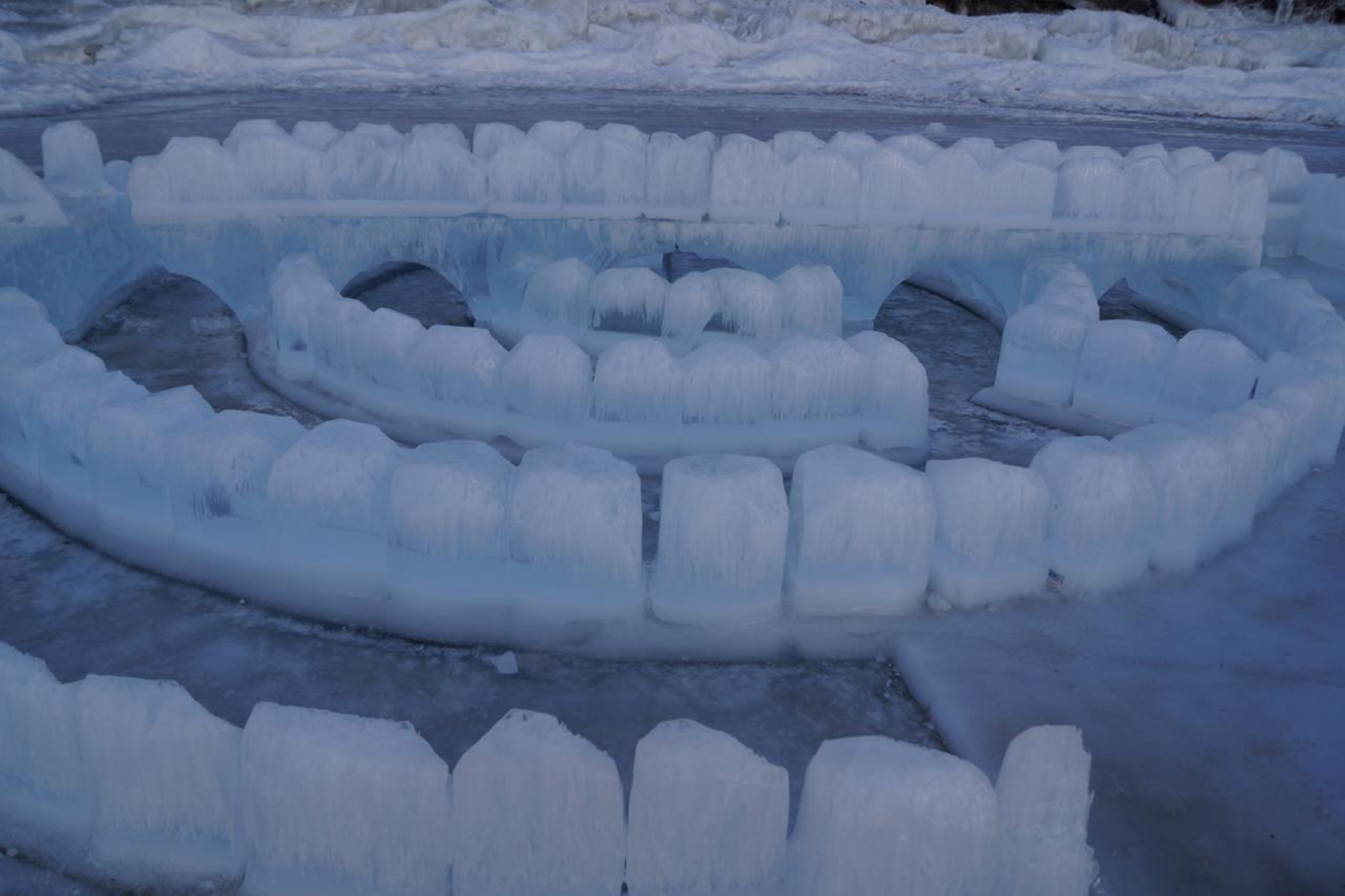 Скульптура изо льда в виде зубов. Автор фото: Марина Тихомирова