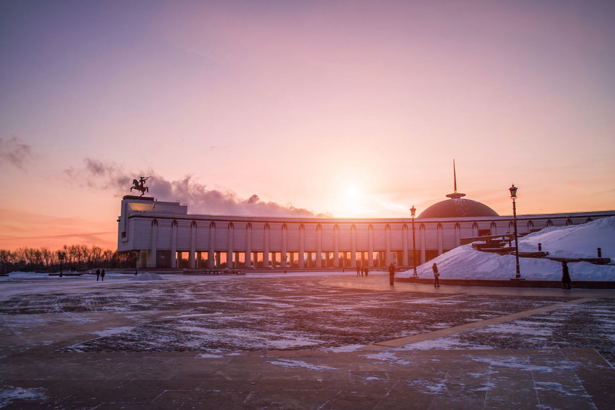 Поклонная гора, вид на закат зимой, Москва, Россия Shutterstock
