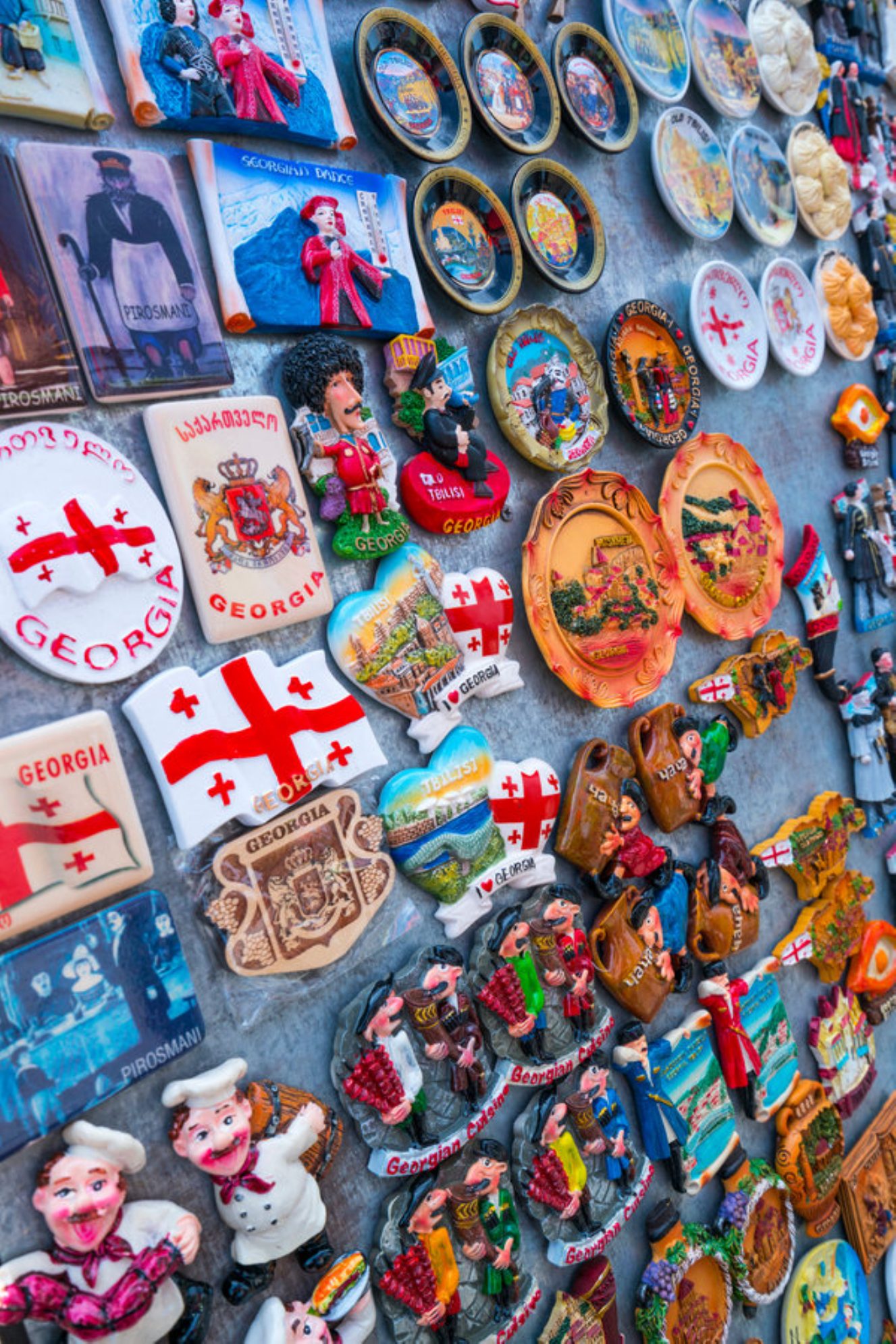 Магнитики до сих пор являются популярным и бюджетным сувениром. Рекомендуем обращать внимание на магнитики ручной работы. Shutterstock