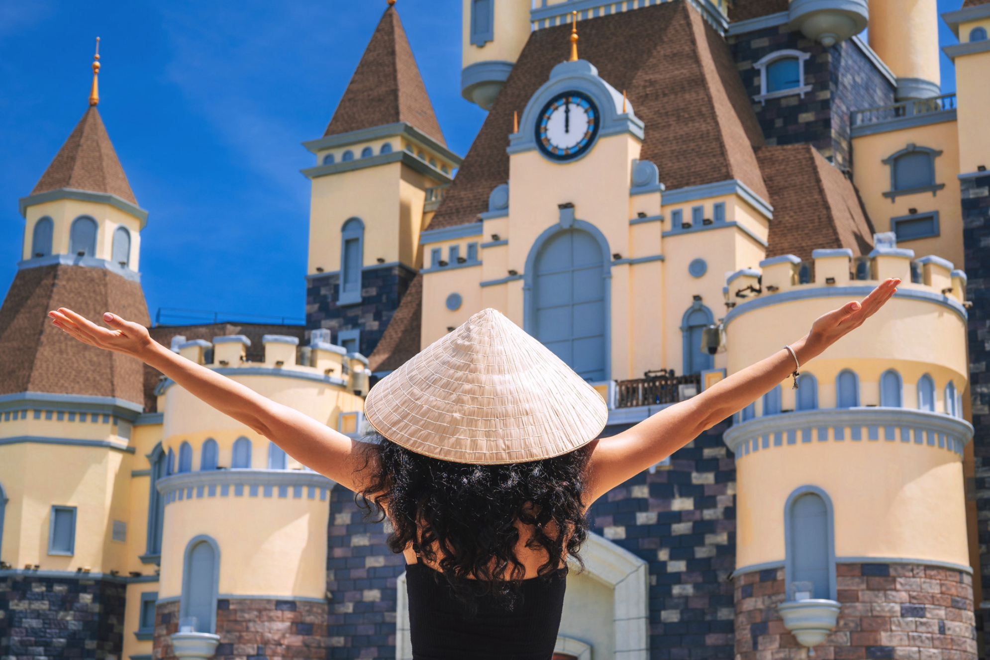 Туристка во вьетнамской шляпе на острове Винперл в парке развлечений. Источник: Shutterstock