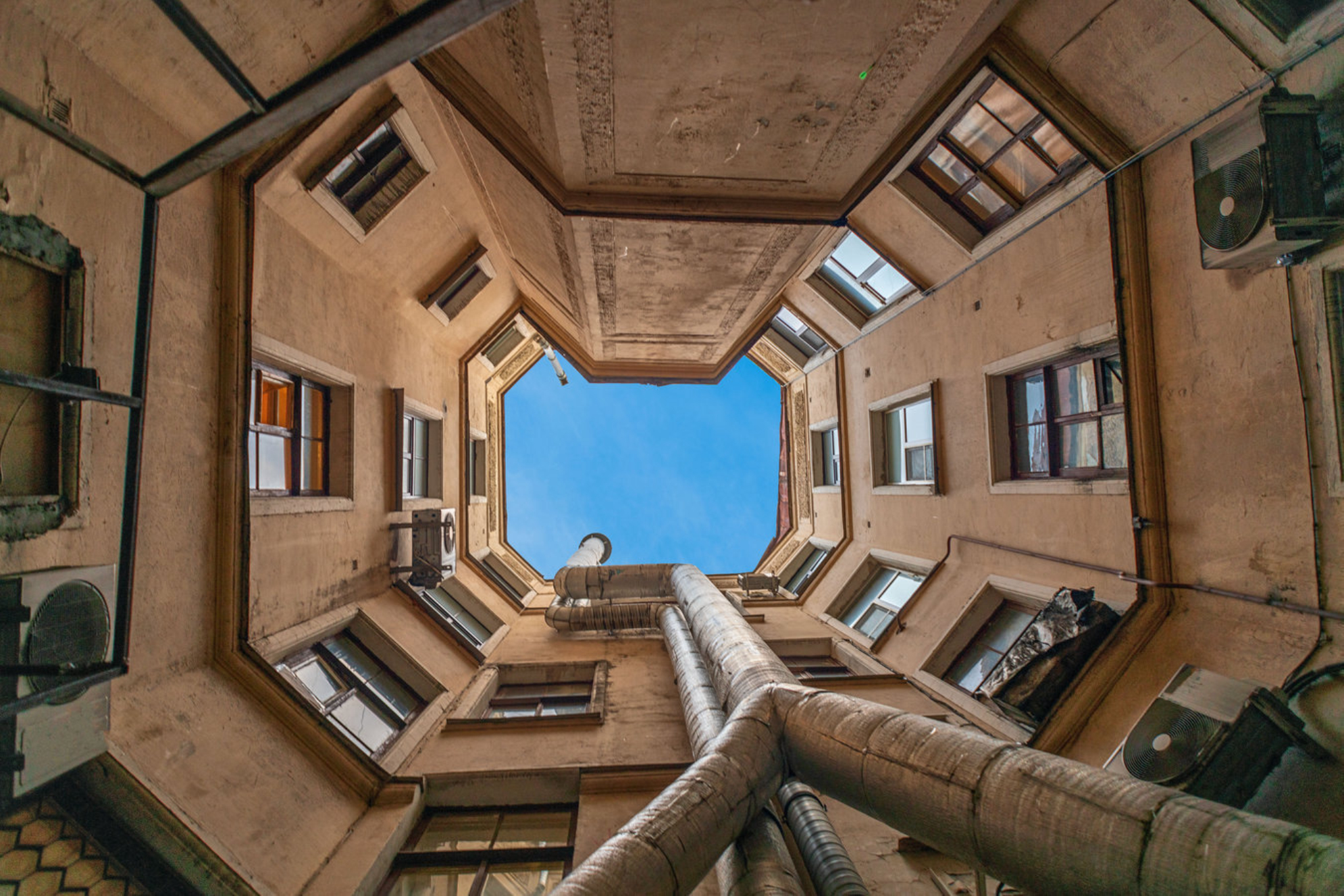 Сделайте атмосферные фотографии дворов-колодцев. Источник: Shutterstock