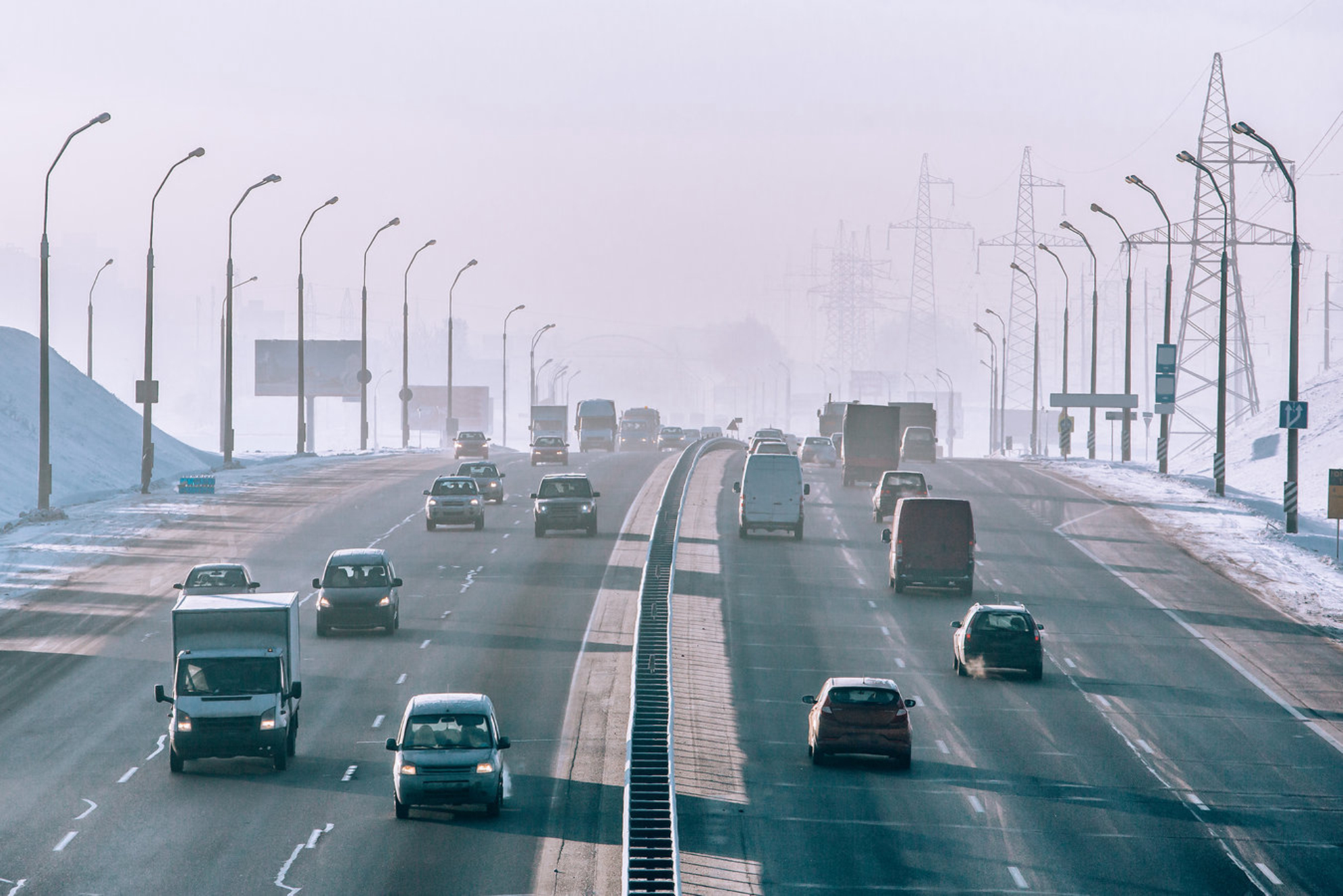 Автомобильная дорога в Минске зимой, Республика Беларусь. shutterstock.com
