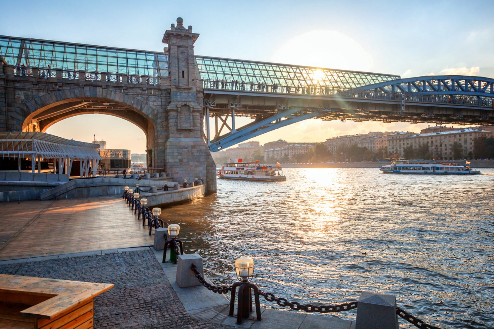 Перед закатом - идеальное время для прогулку и Андреевского моста Shutterstock