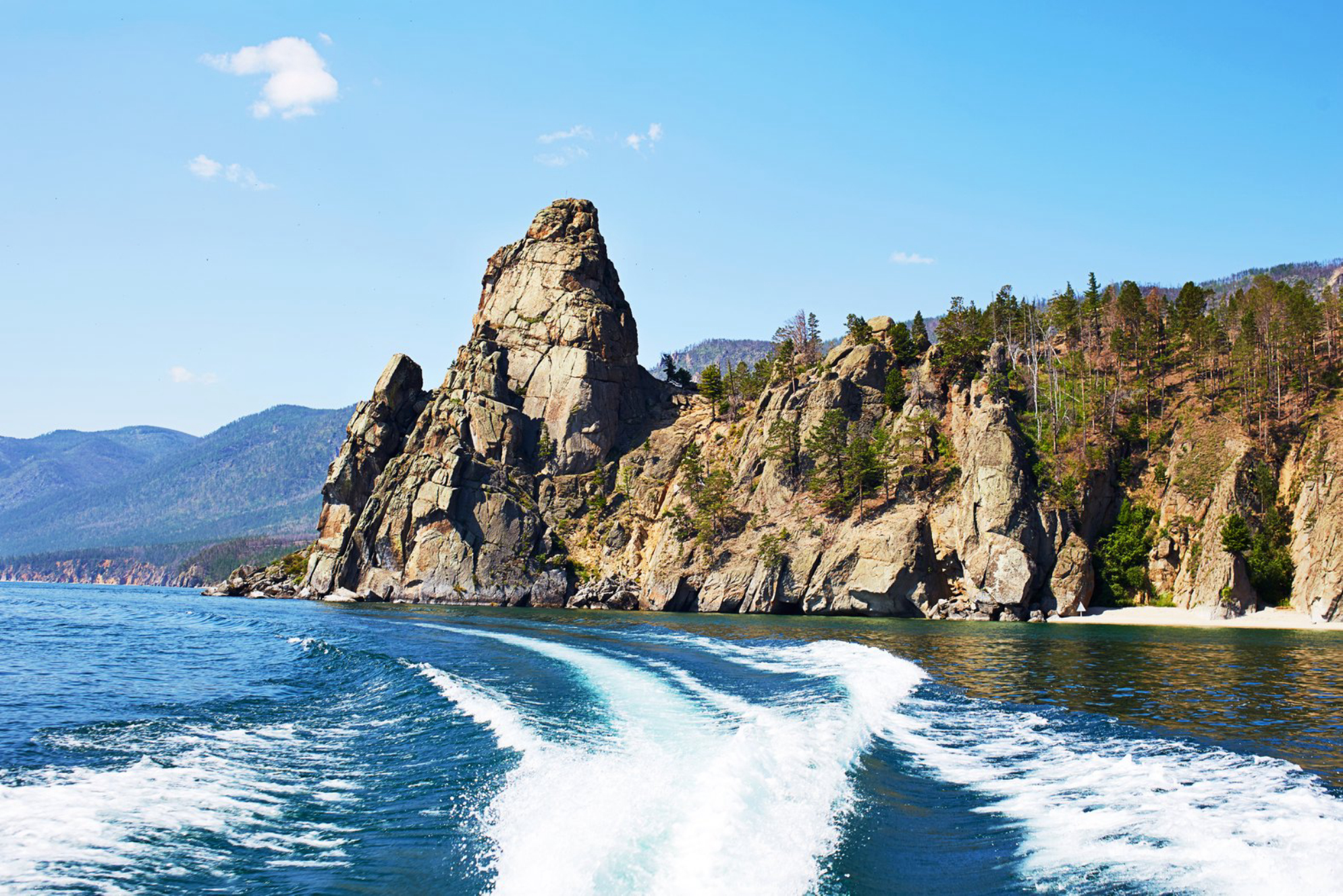 Прогулка по озеру Байкал. Источник фото: shutterstock.com