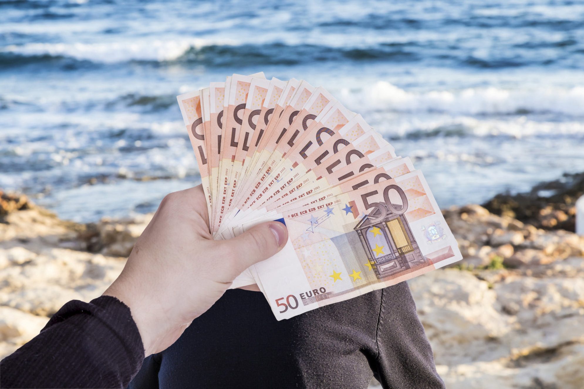 Если нет карты зарубежного банка, стоит взять побольше наличных. Источник: Shutterstock