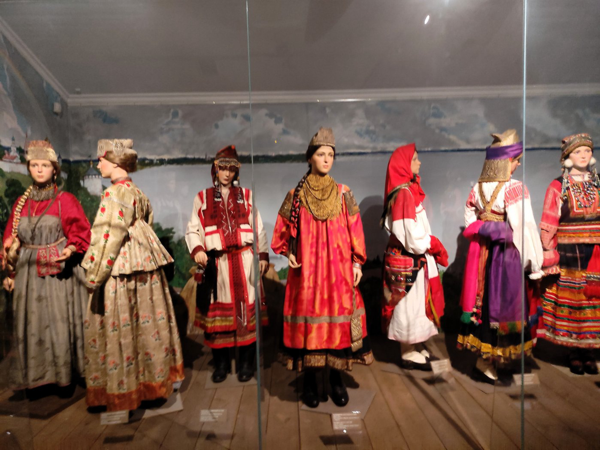 Девичьи праздничные наряды различных губерний Российской империи XVIII-XIX веков. Автор фото: Любовь Федорова