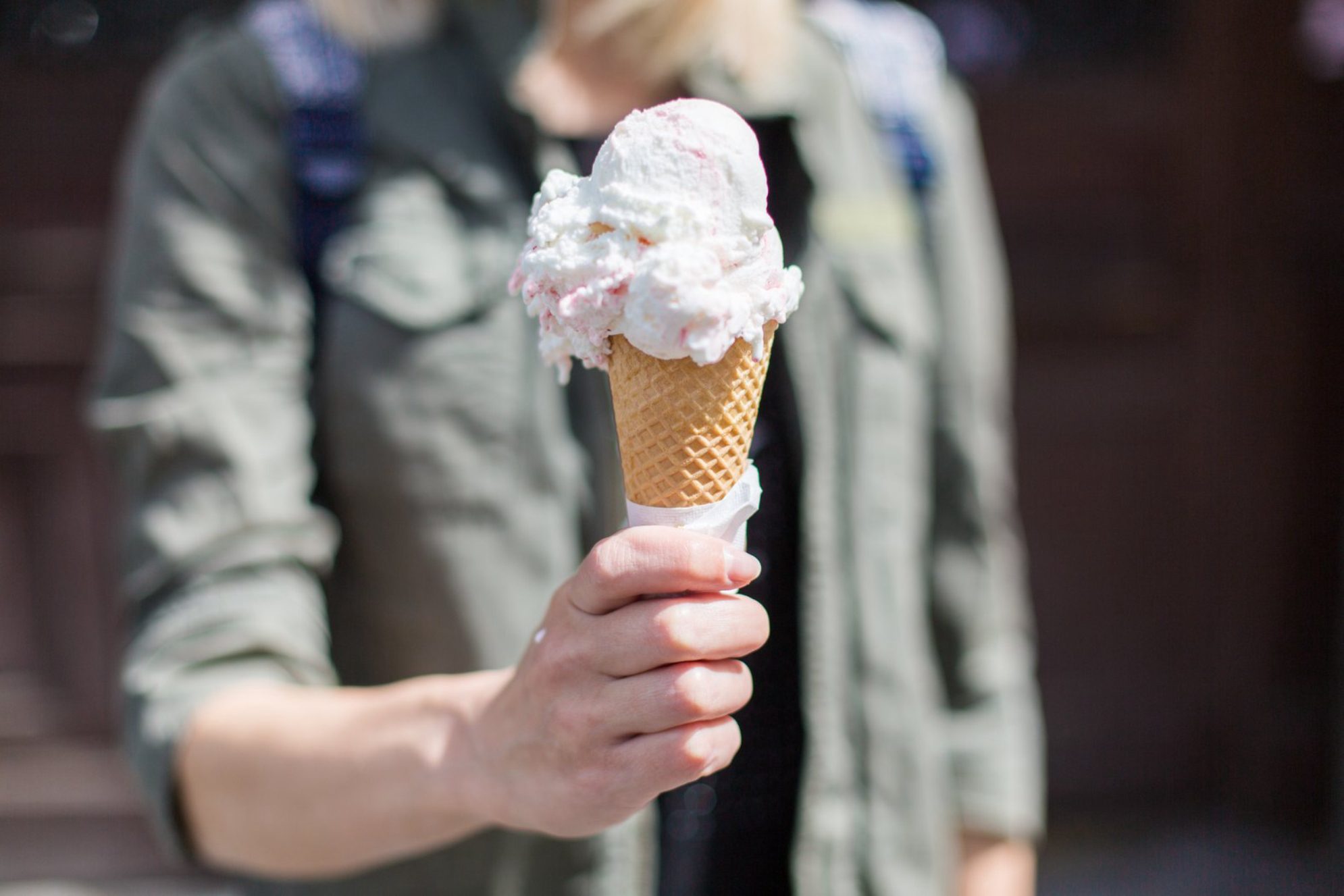 В жаркий летний день в парке можно купить мороженое. Источник: Envato Elements