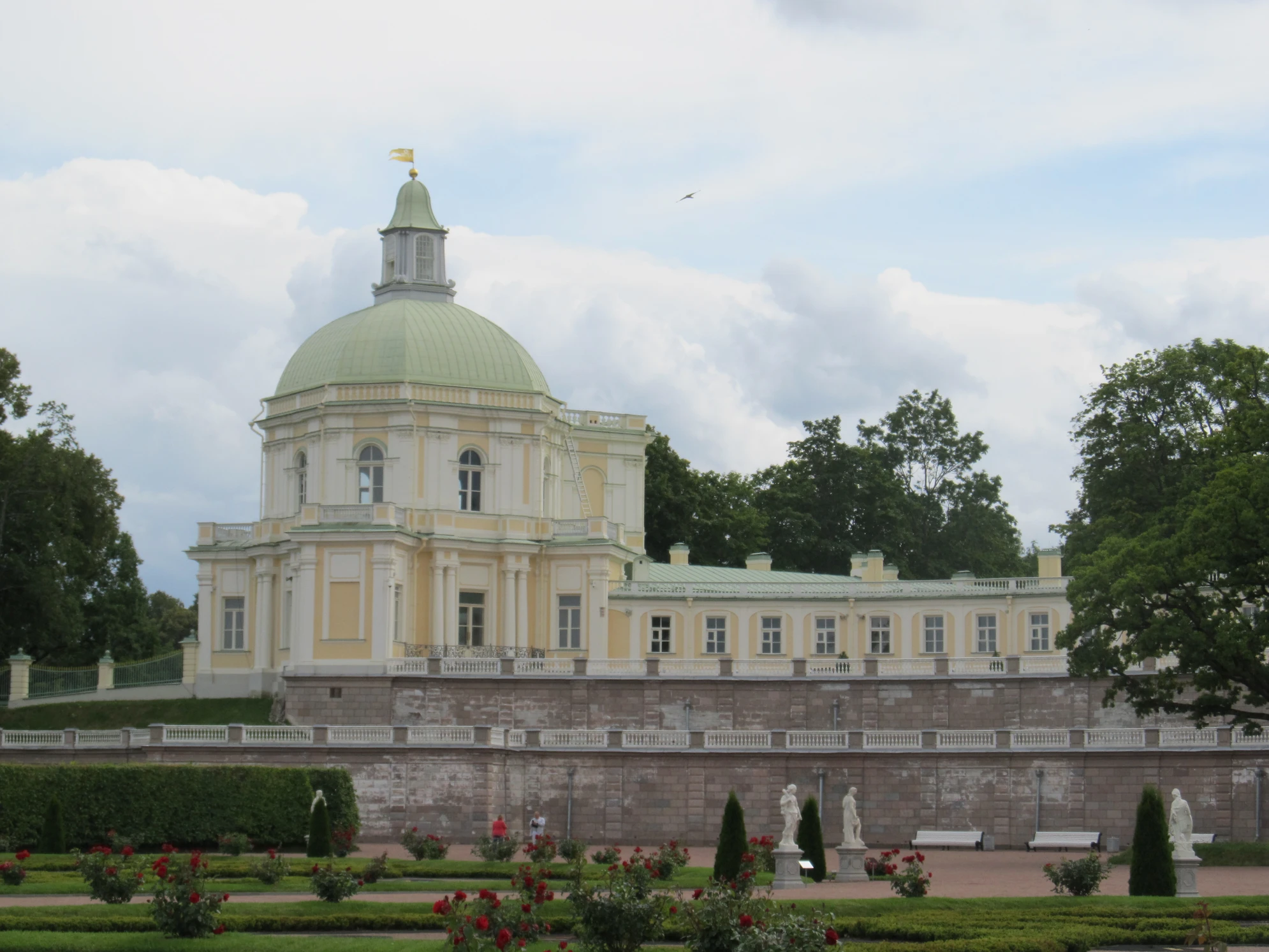 Большой (Меншиковский) дворец - старейшее сооружение дворцово-паркового ансамбля