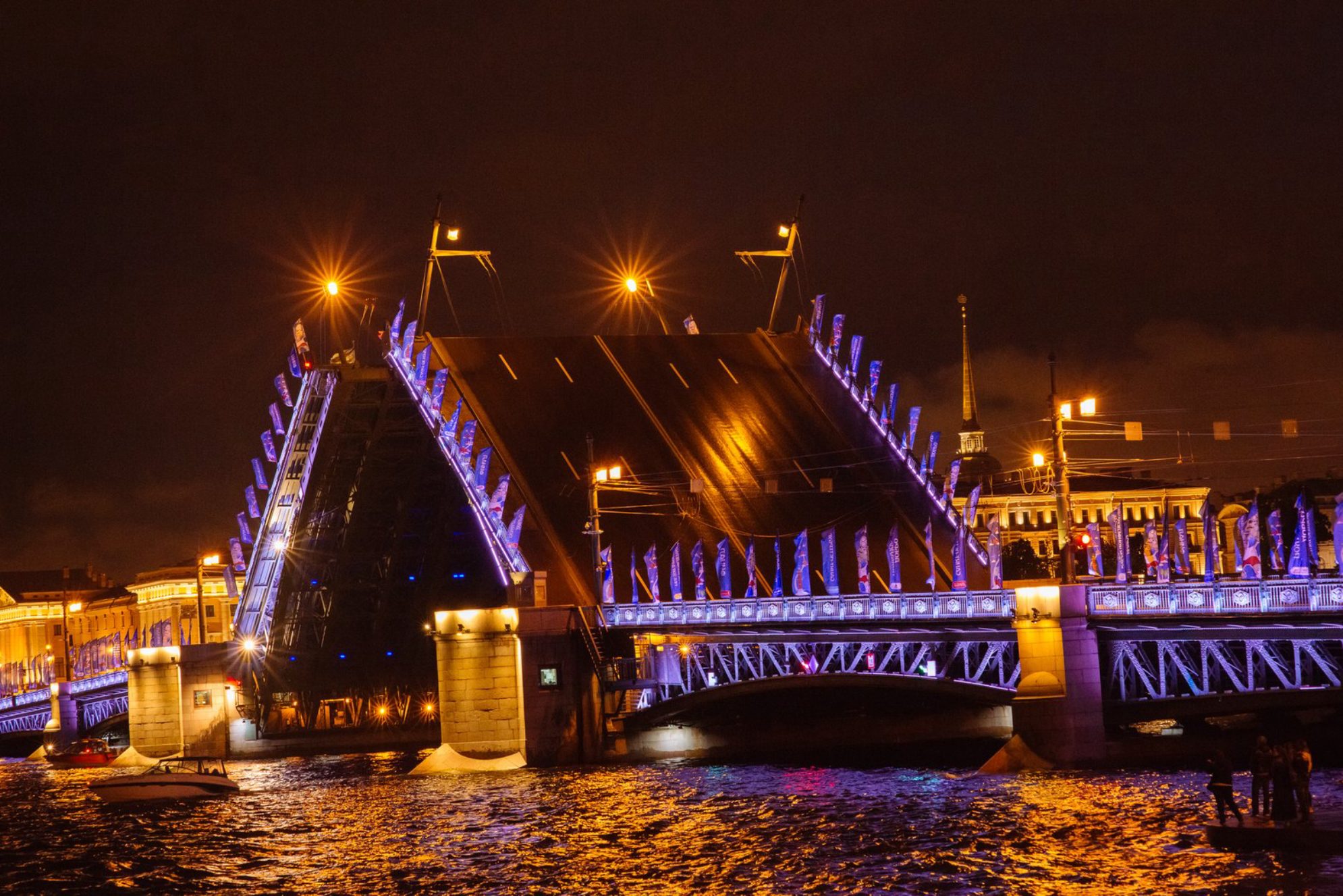 Ночные мосты в Санкт-Петербурге. Источник фото: elements.envato.com