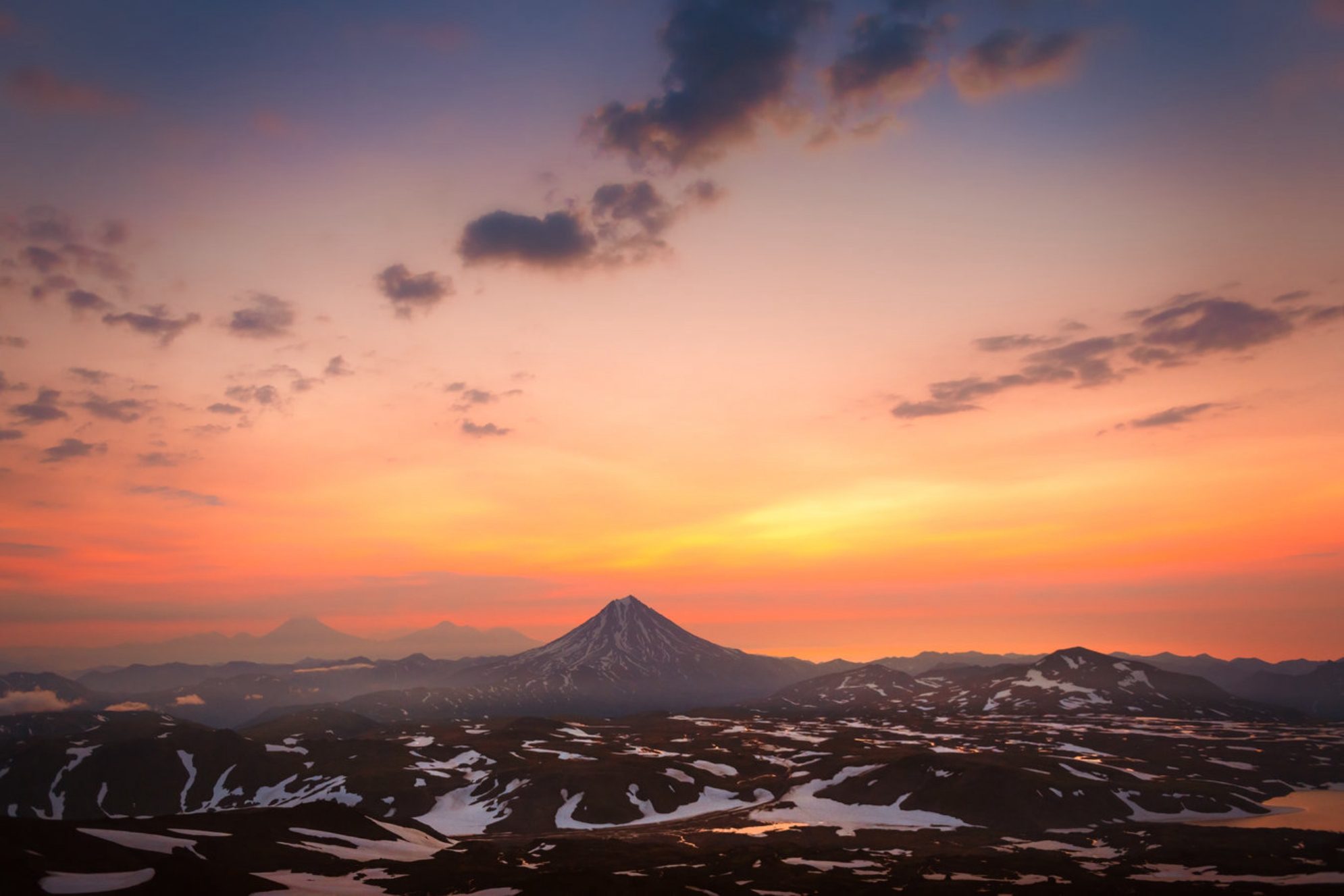 Камчатка - край контрастов и красоты, где дикая природа, уникальные животные и яркие пейзажи оставляют незабываемые впечатления. Это место, которое нужно увидеть своими глазами, ценя каждый момент и соблюдая правила безопасности. Shutterstock